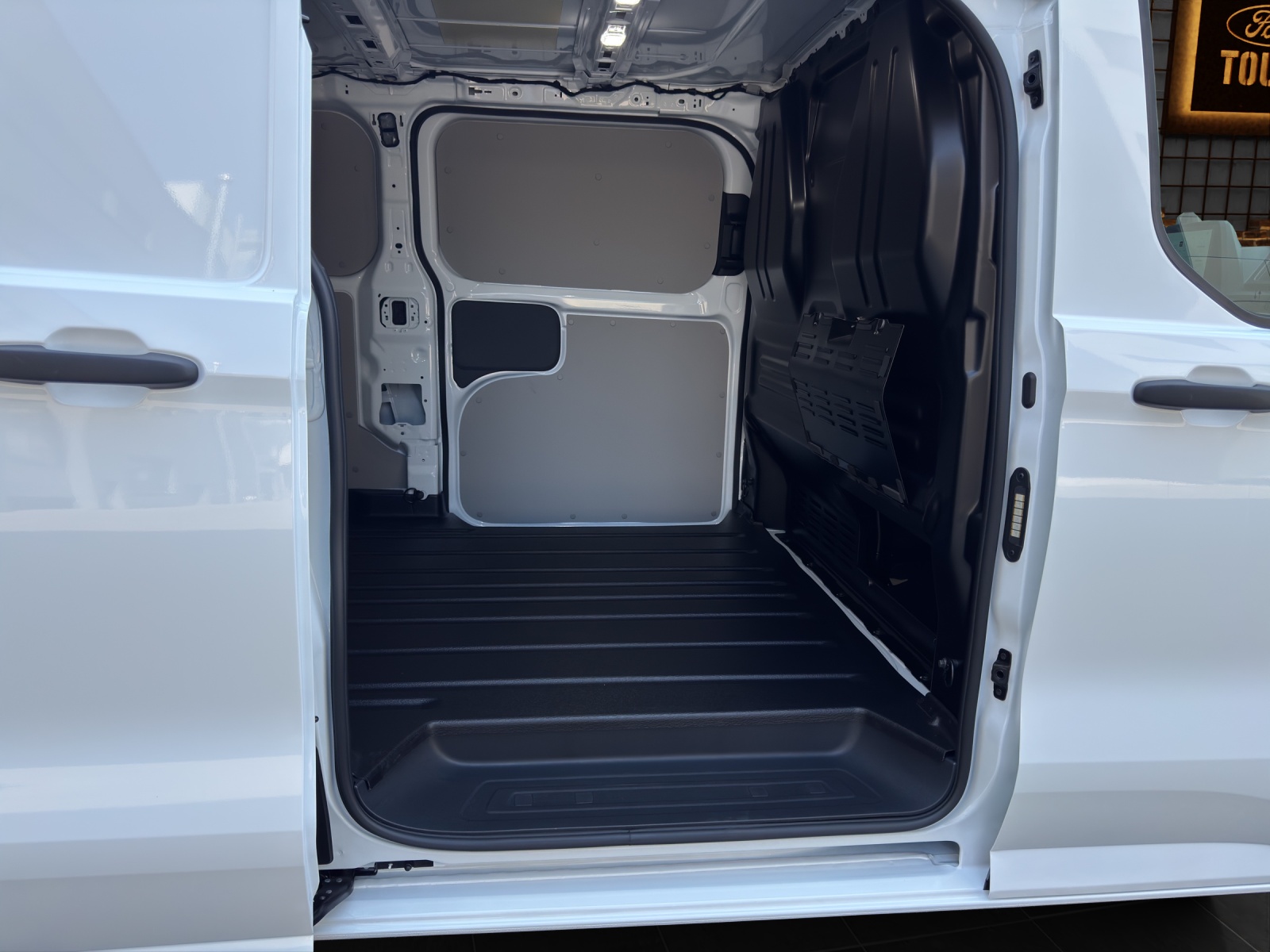 FORD Transit Custom Van 320 L2 2.0 EcoBlue 170PS Trend Automat-image-17