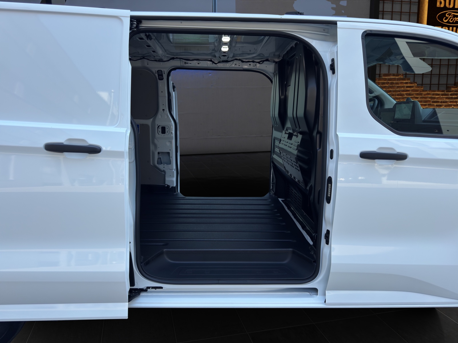 FORD Transit Custom Van 320 L2 2.0 EcoBlue 170PS Trend Automat-image-18