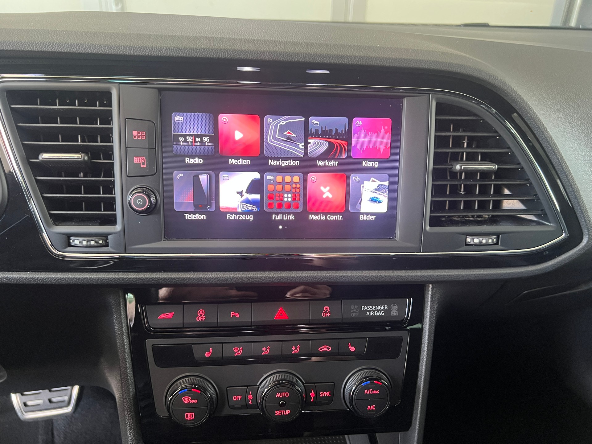 SEAT Leon 2.0 TSI Cupra 300 DSG 4Drive-image-11