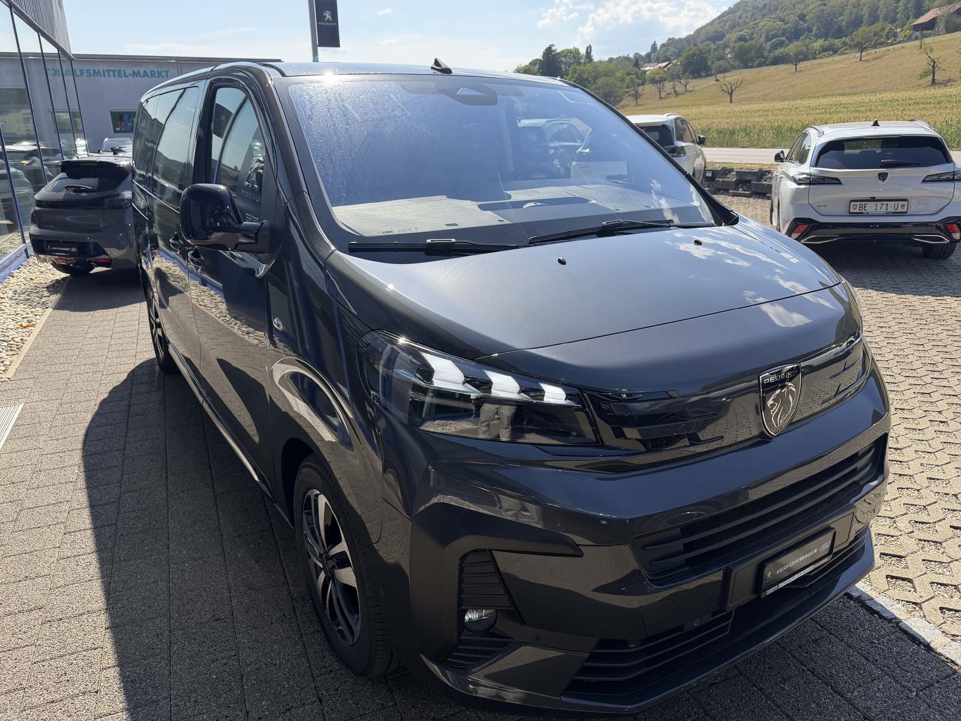 PEUGEOT Traveller Standard 2.2 BlueHDi 180 Family Edition S/S-showroom-element-2