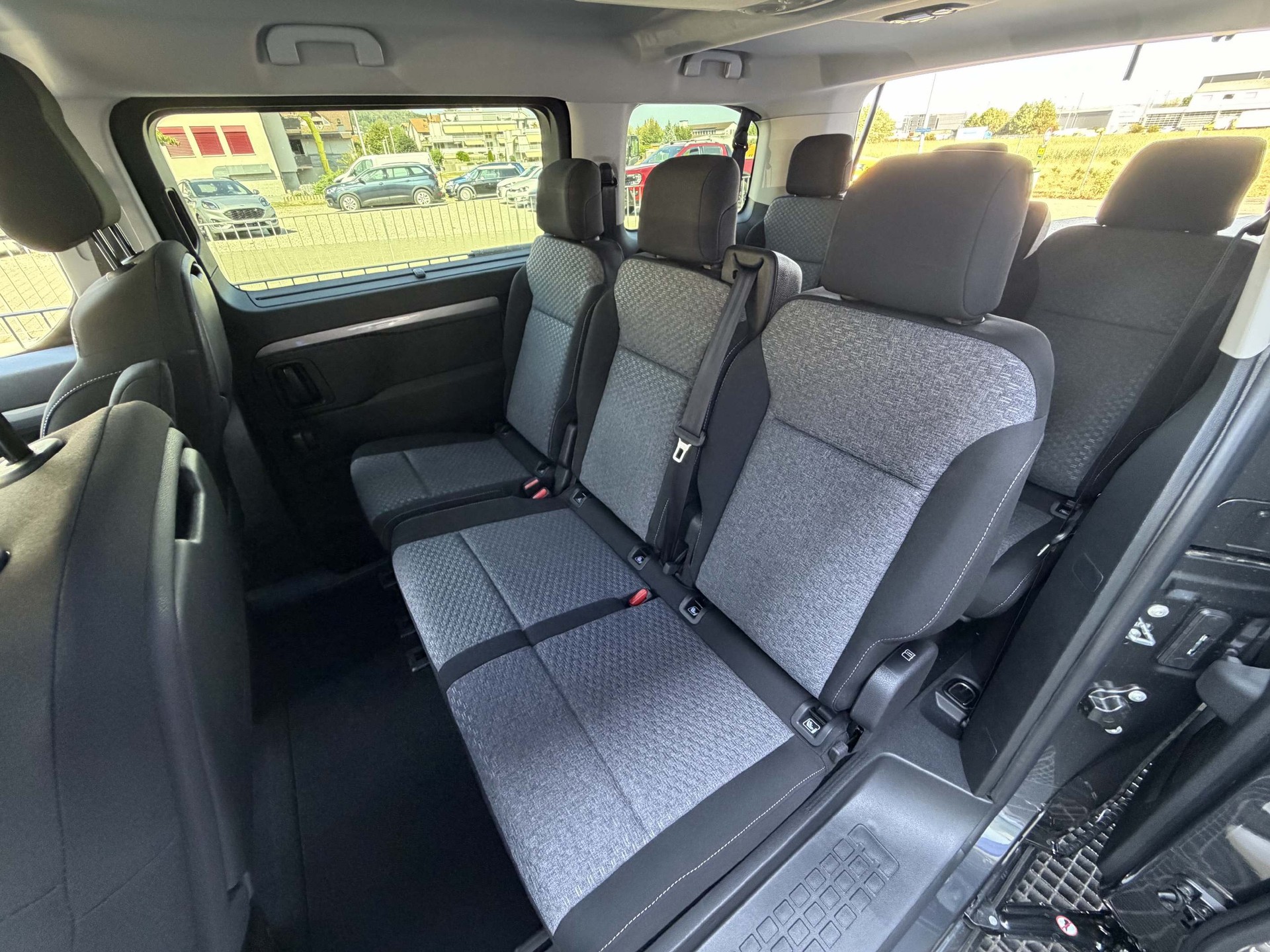 PEUGEOT Traveller Standard 2.2 BlueHDi 180 Family Edition S/S-image-7