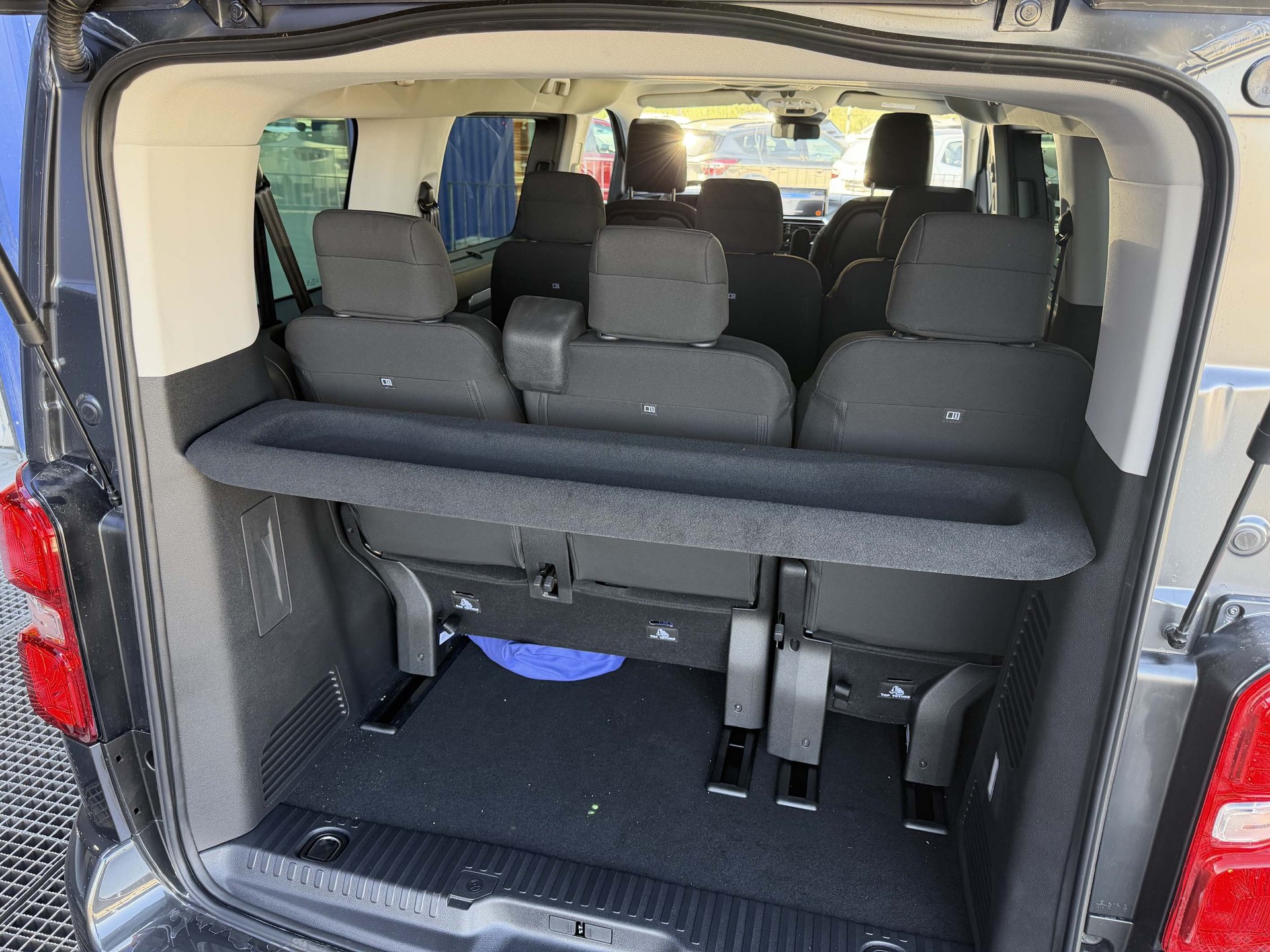 PEUGEOT Traveller Standard 2.2 BlueHDi 180 Family Edition S/S-image-6