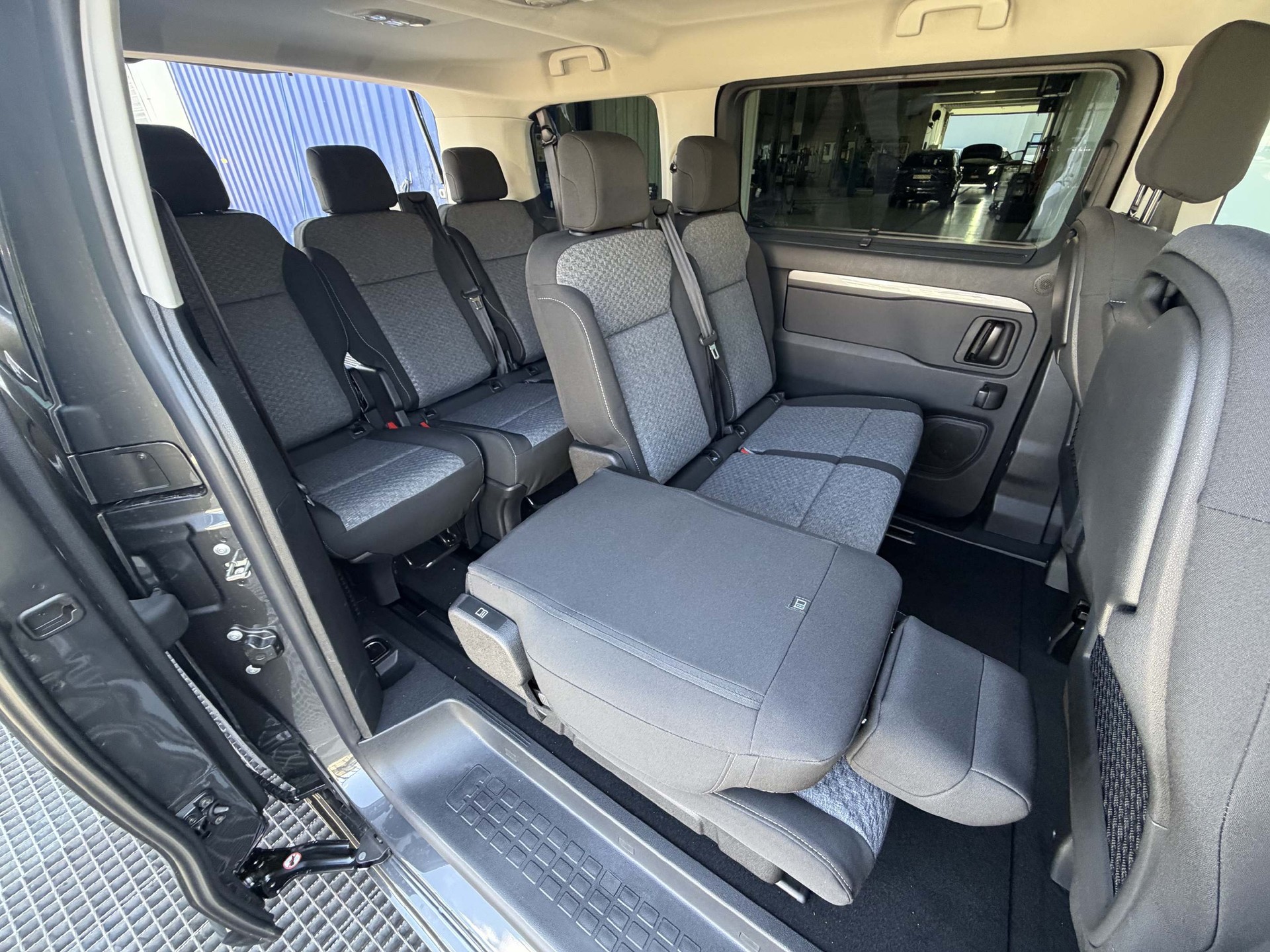 PEUGEOT Traveller Standard 2.2 BlueHDi 180 Family Edition S/S-image-9