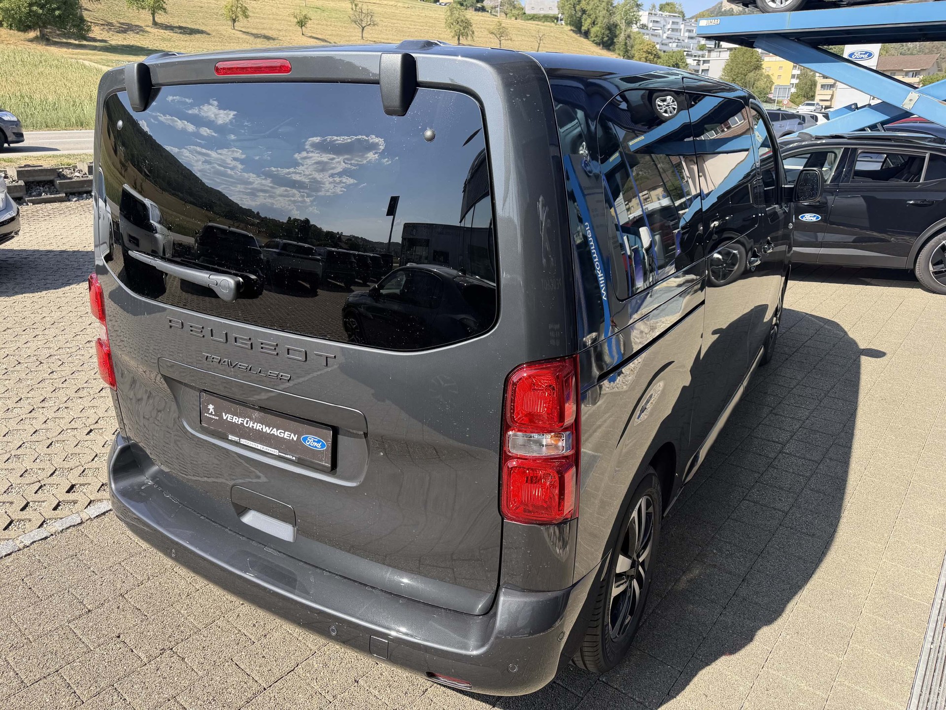 PEUGEOT Traveller Standard 2.2 BlueHDi 180 Family Edition S/S-image-4