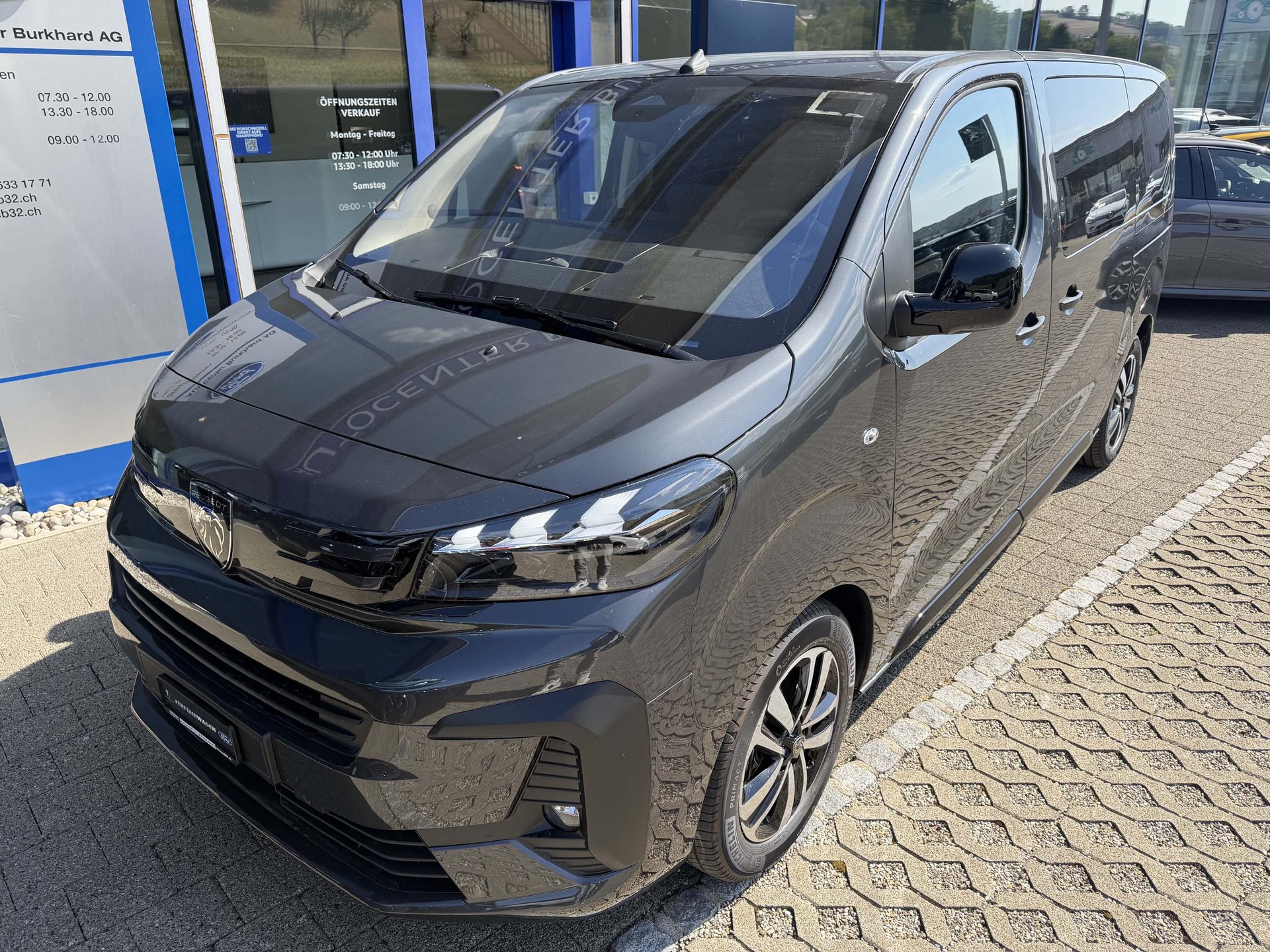 PEUGEOT Traveller Standard 2.2 BlueHDi 180 Family Edition S/S-showroom-element-1