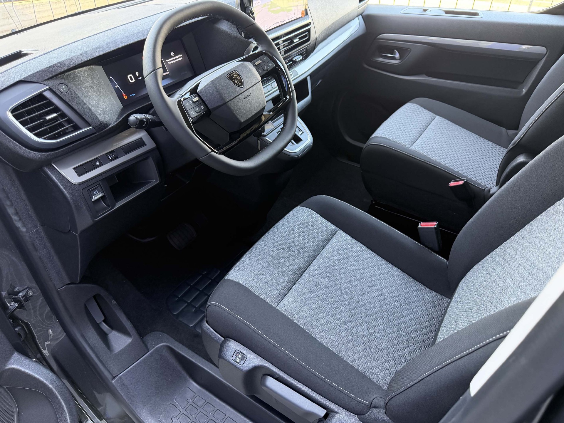 PEUGEOT Traveller Standard 2.2 BlueHDi 180 Family Edition S/S-image-10