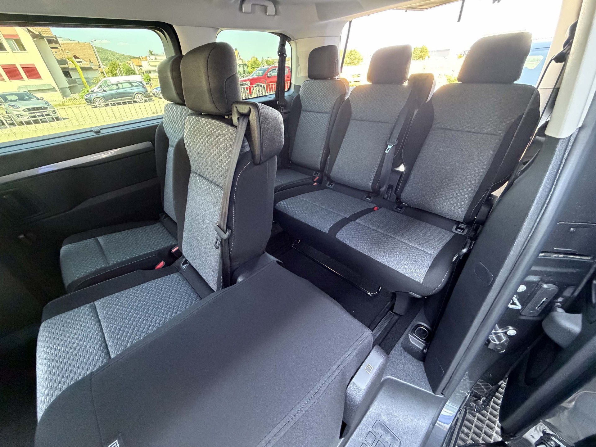 PEUGEOT Traveller Standard 2.2 BlueHDi 180 Family Edition S/S-image-8