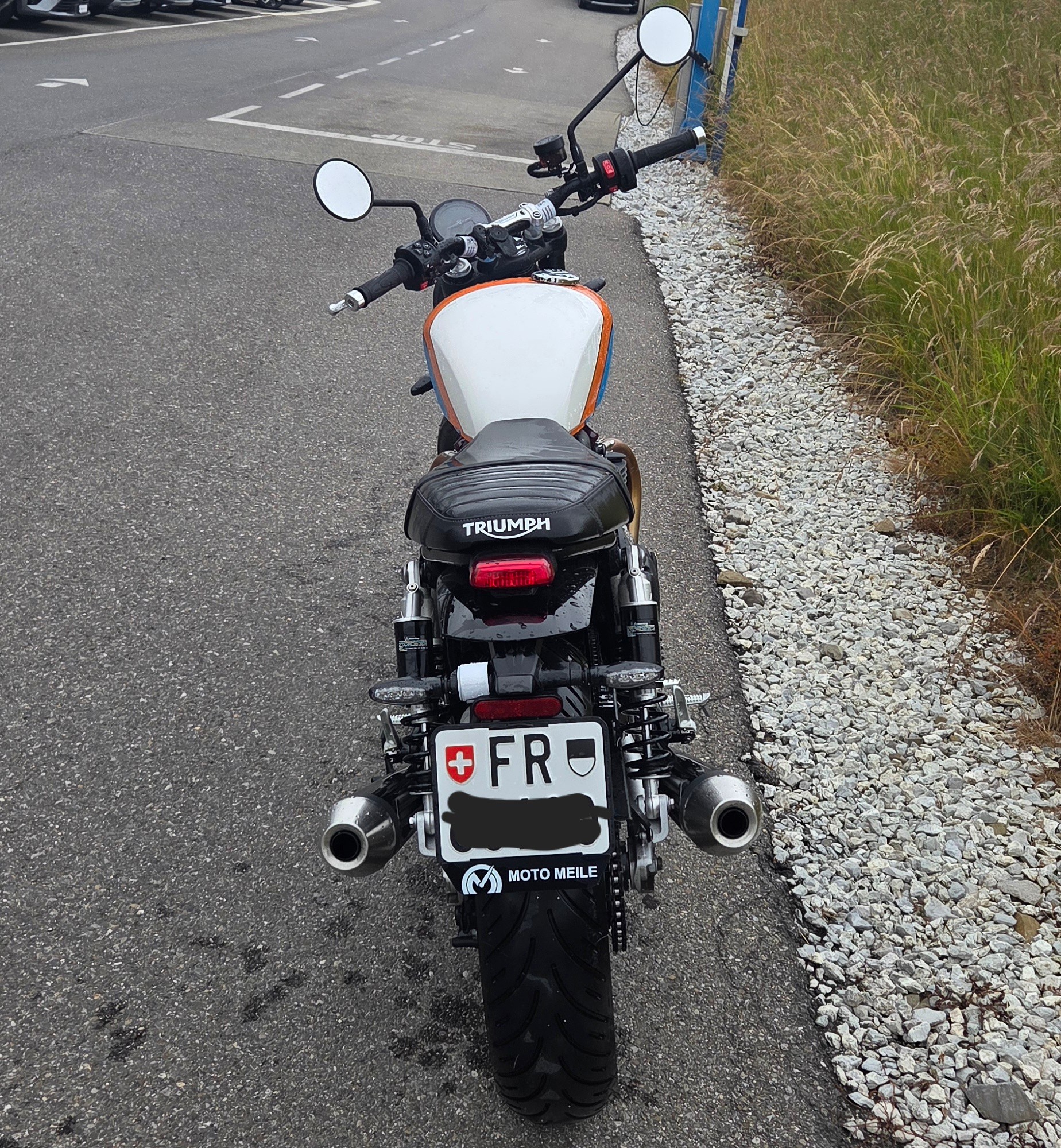 TRIUMPH 900-image-1