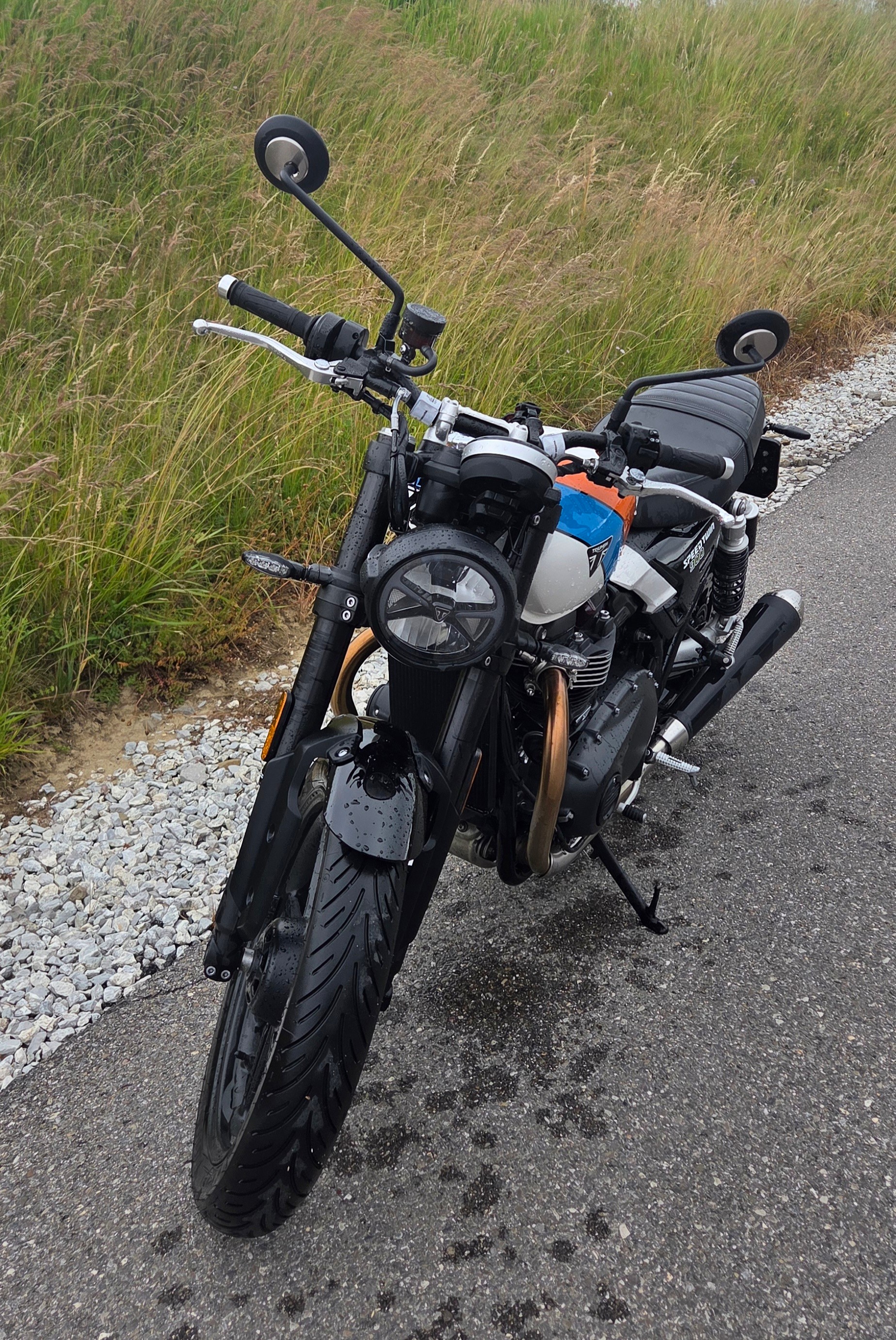 TRIUMPH 900-image-2