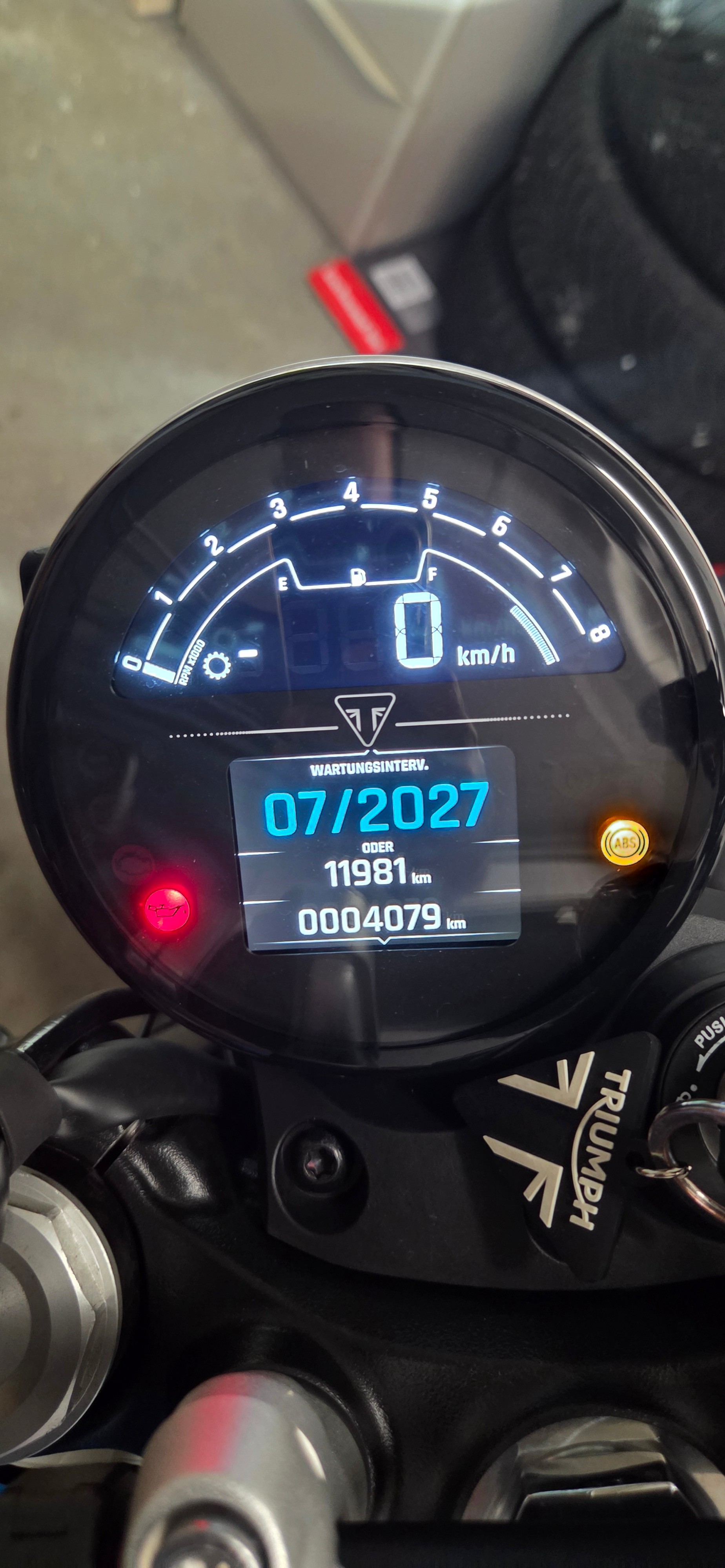 TRIUMPH 900-image-8