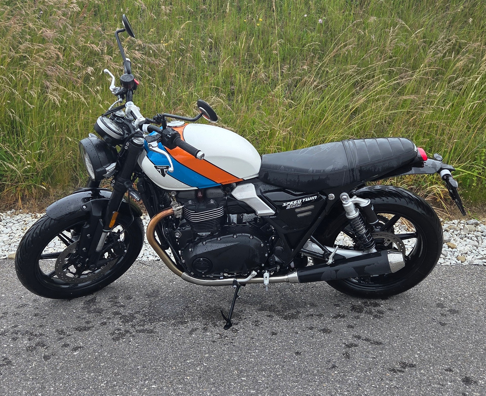 TRIUMPH 900