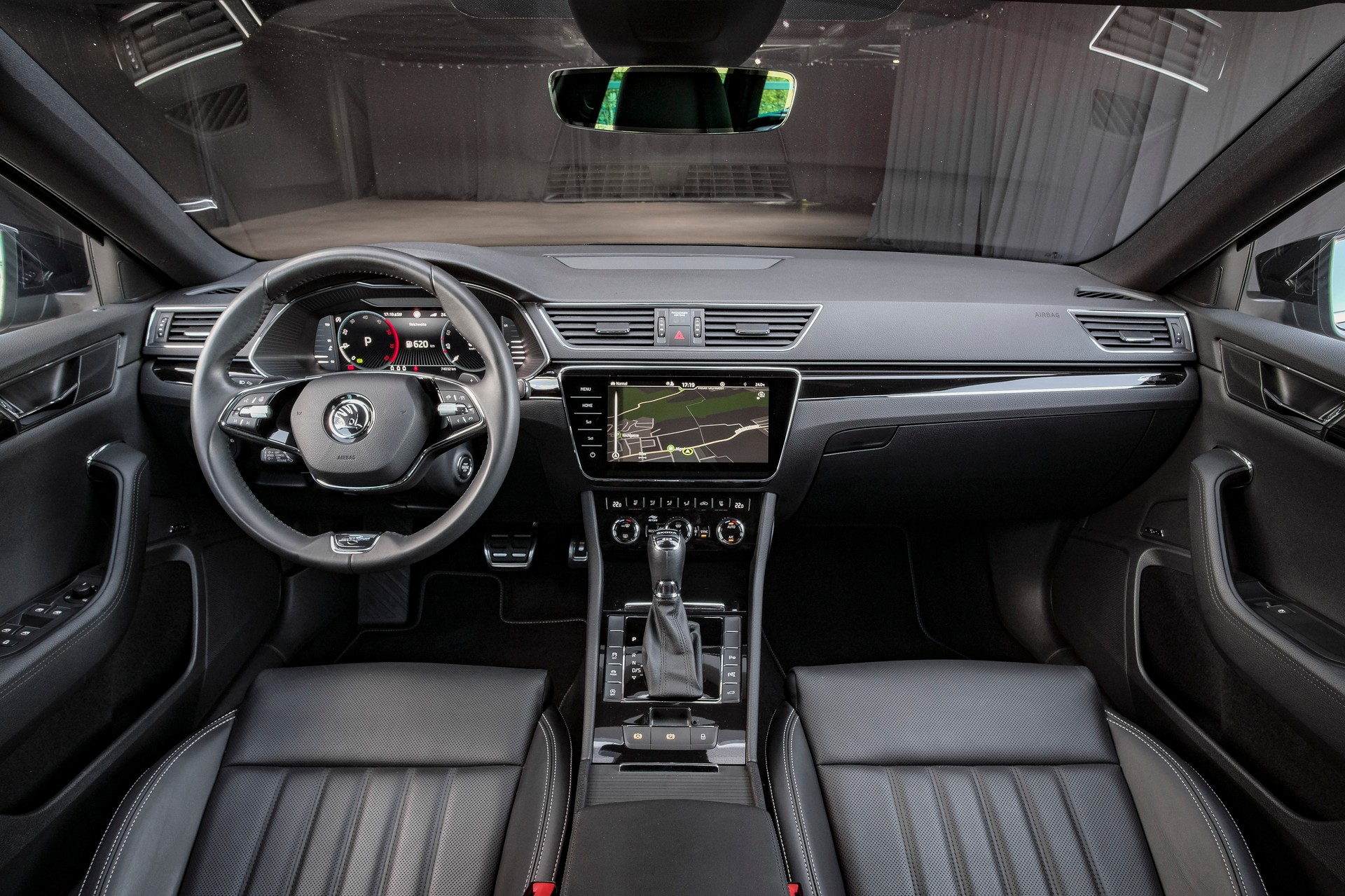 SKODA Superb Combi 2.0 TDi L&K 4x4 DSG-image-14