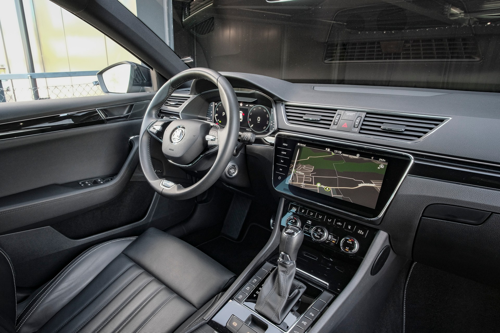 SKODA Superb Combi 2.0 TDi L&K 4x4 DSG-image-13