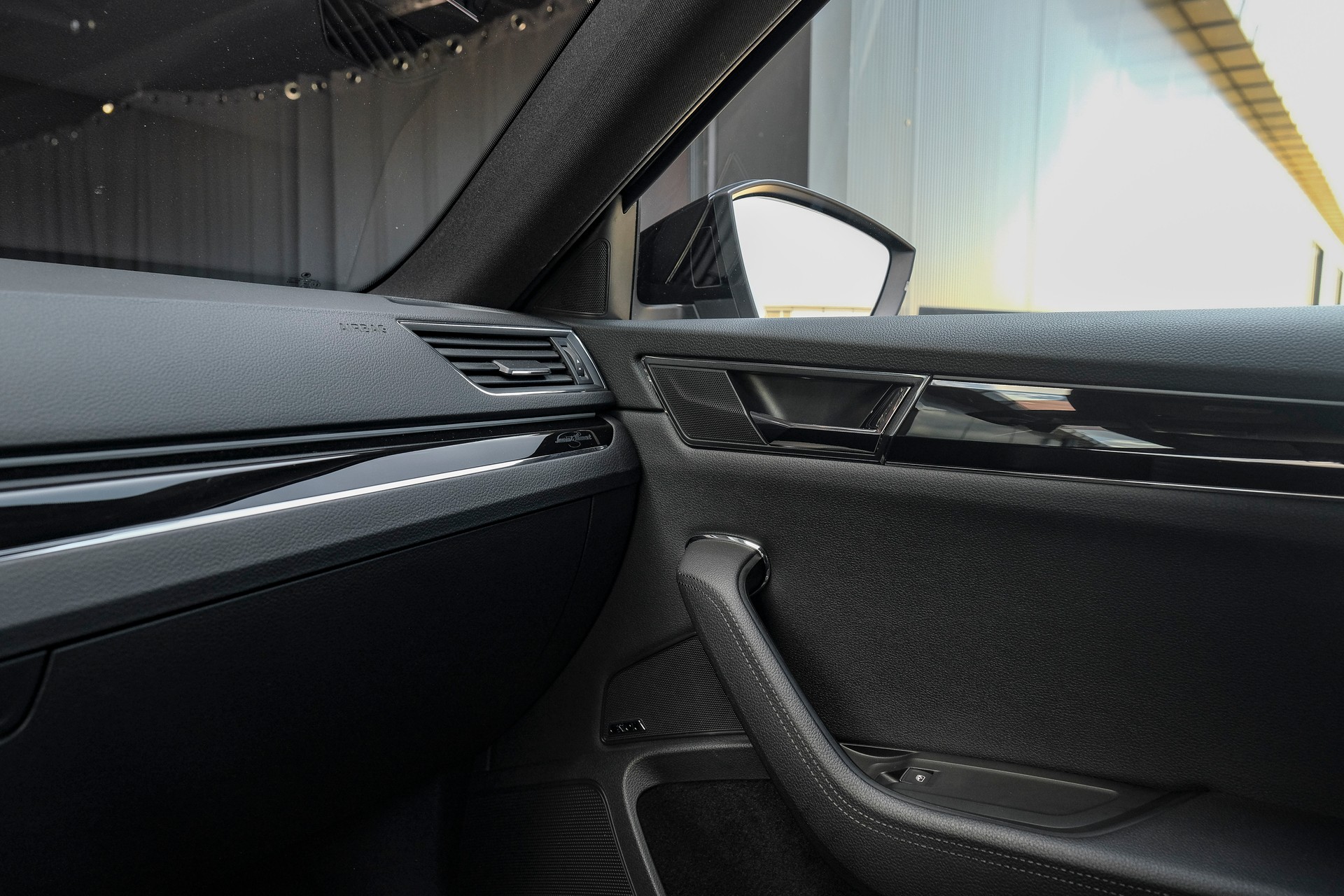 SKODA Superb Combi 2.0 TDi L&K 4x4 DSG-image-21