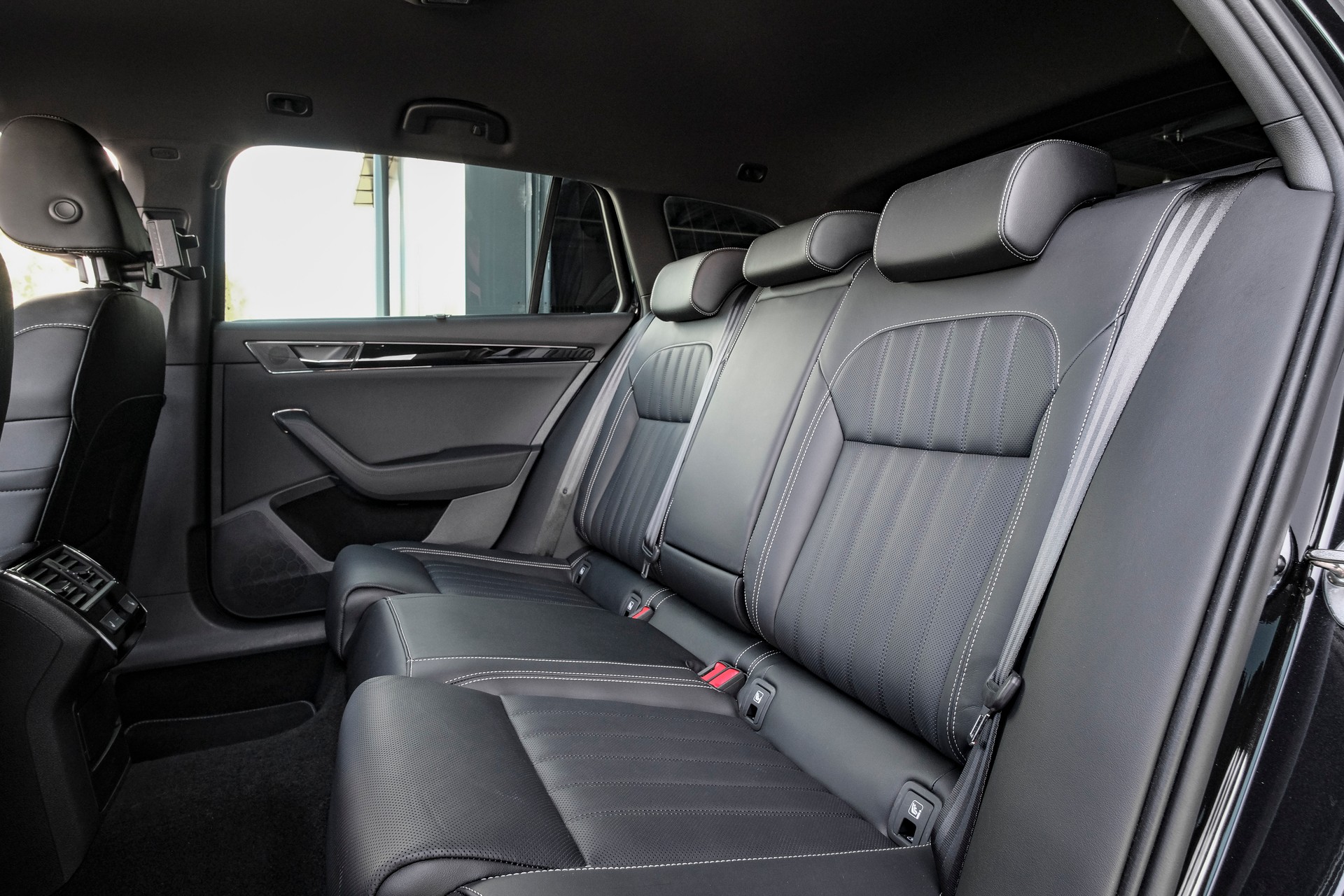 SKODA Superb Combi 2.0 TDi L&K 4x4 DSG-image-11