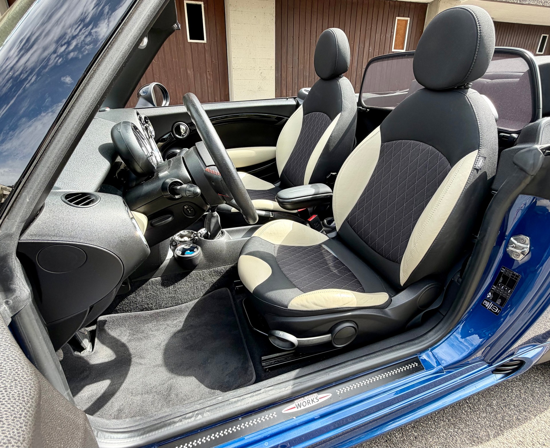 MINI 1.6i Cooper-image-2