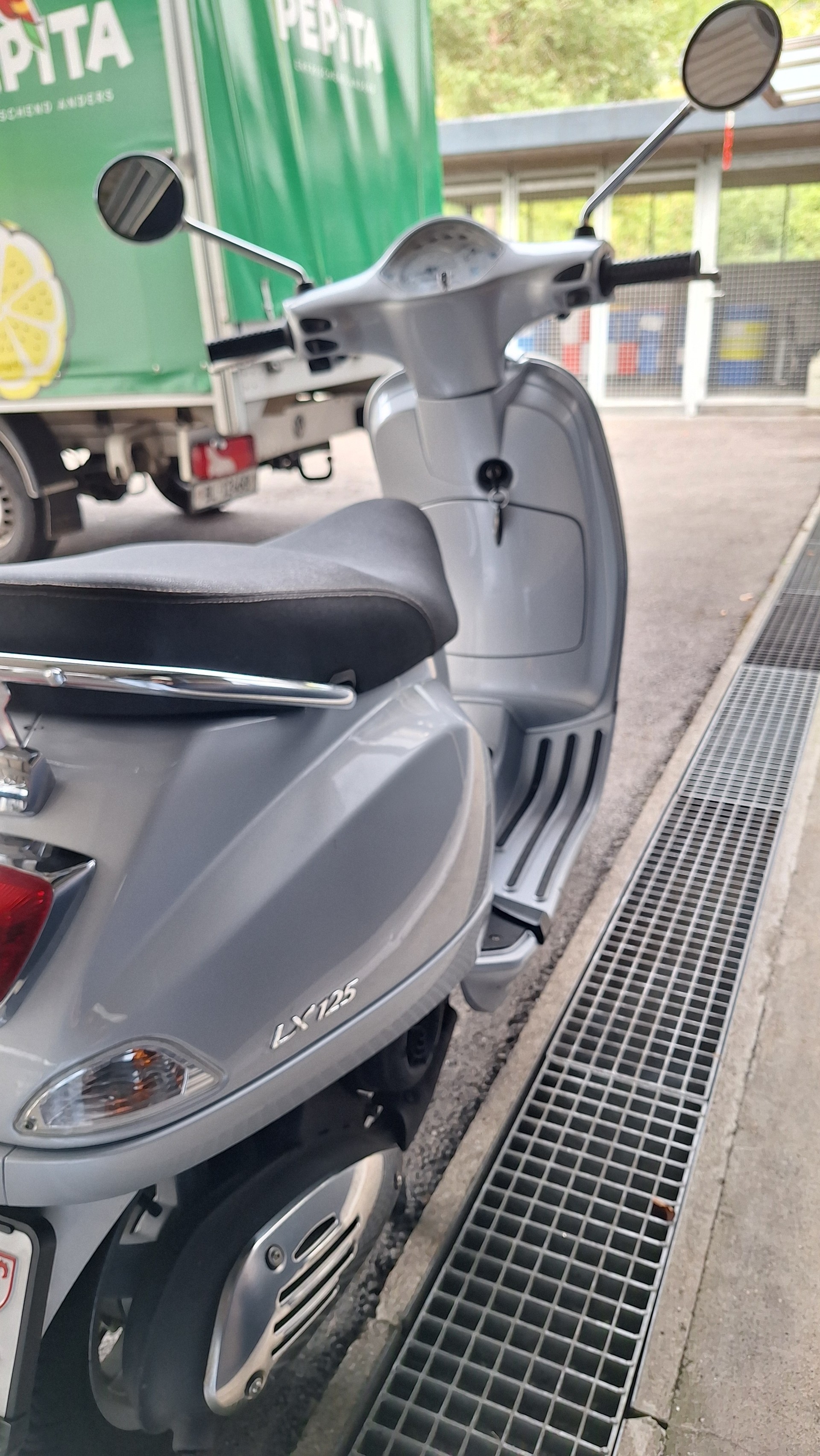 PIAGGIO Vespa 125 LX4-image-2