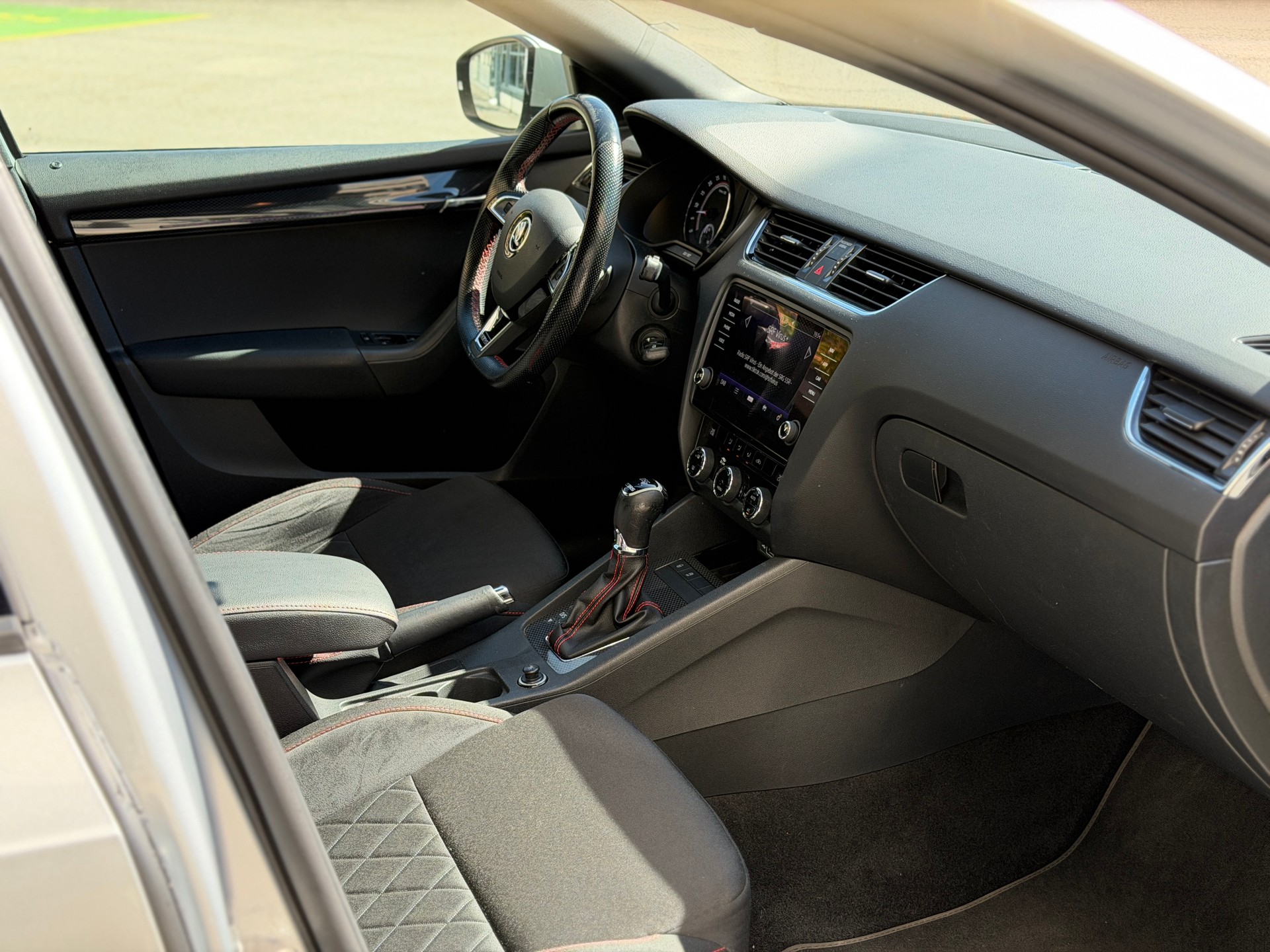 SKODA Octavia Combi 2.0 TDI RS 4x4 DSG-image-26