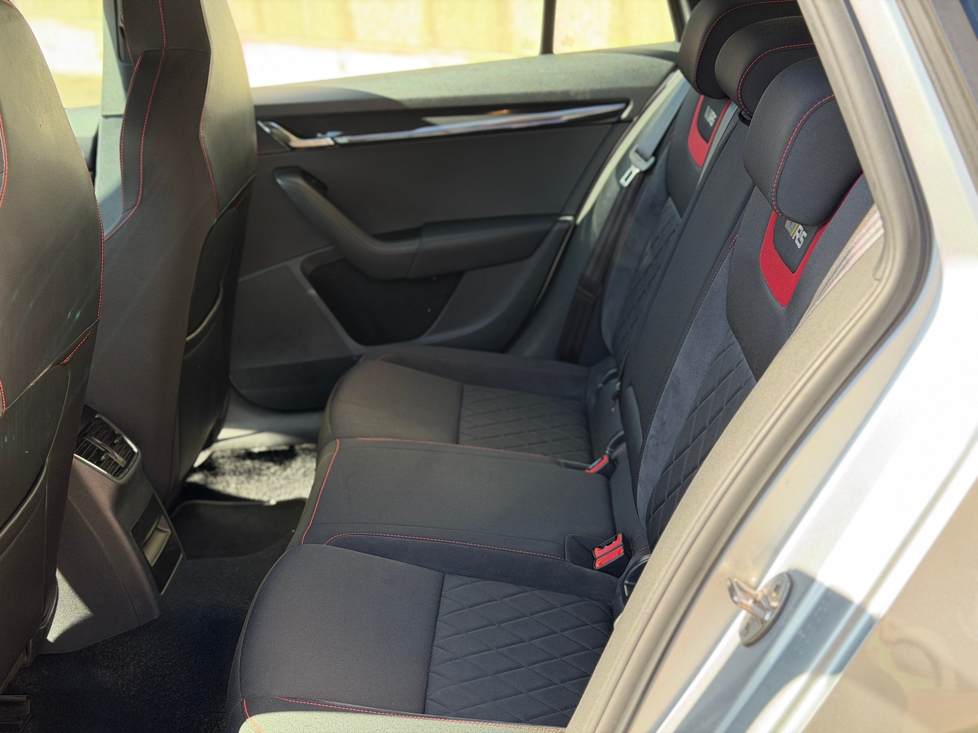 SKODA Octavia Combi 2.0 TDI RS 4x4 DSG-image-19