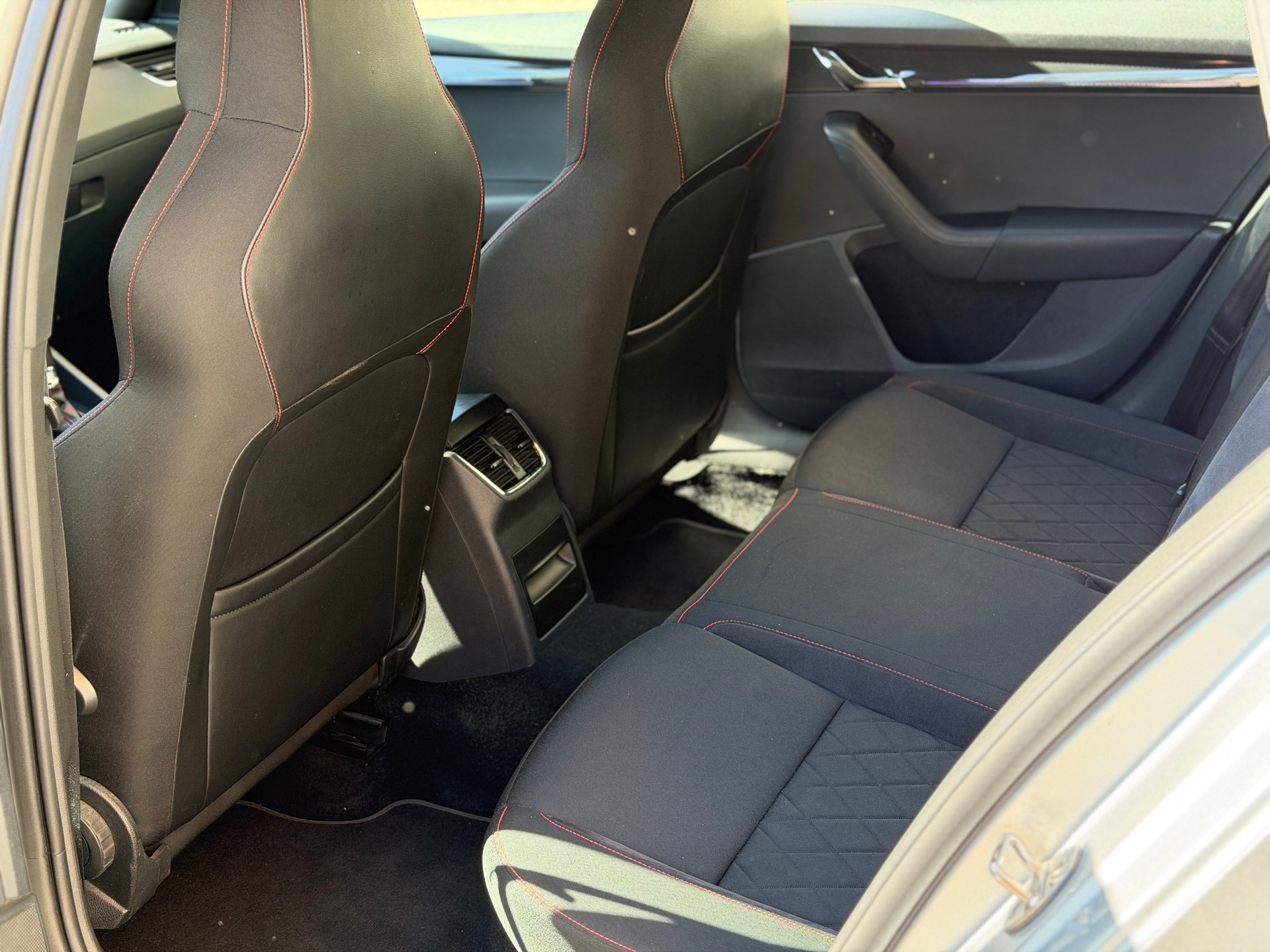SKODA Octavia Combi 2.0 TDI RS 4x4 DSG-image-20
