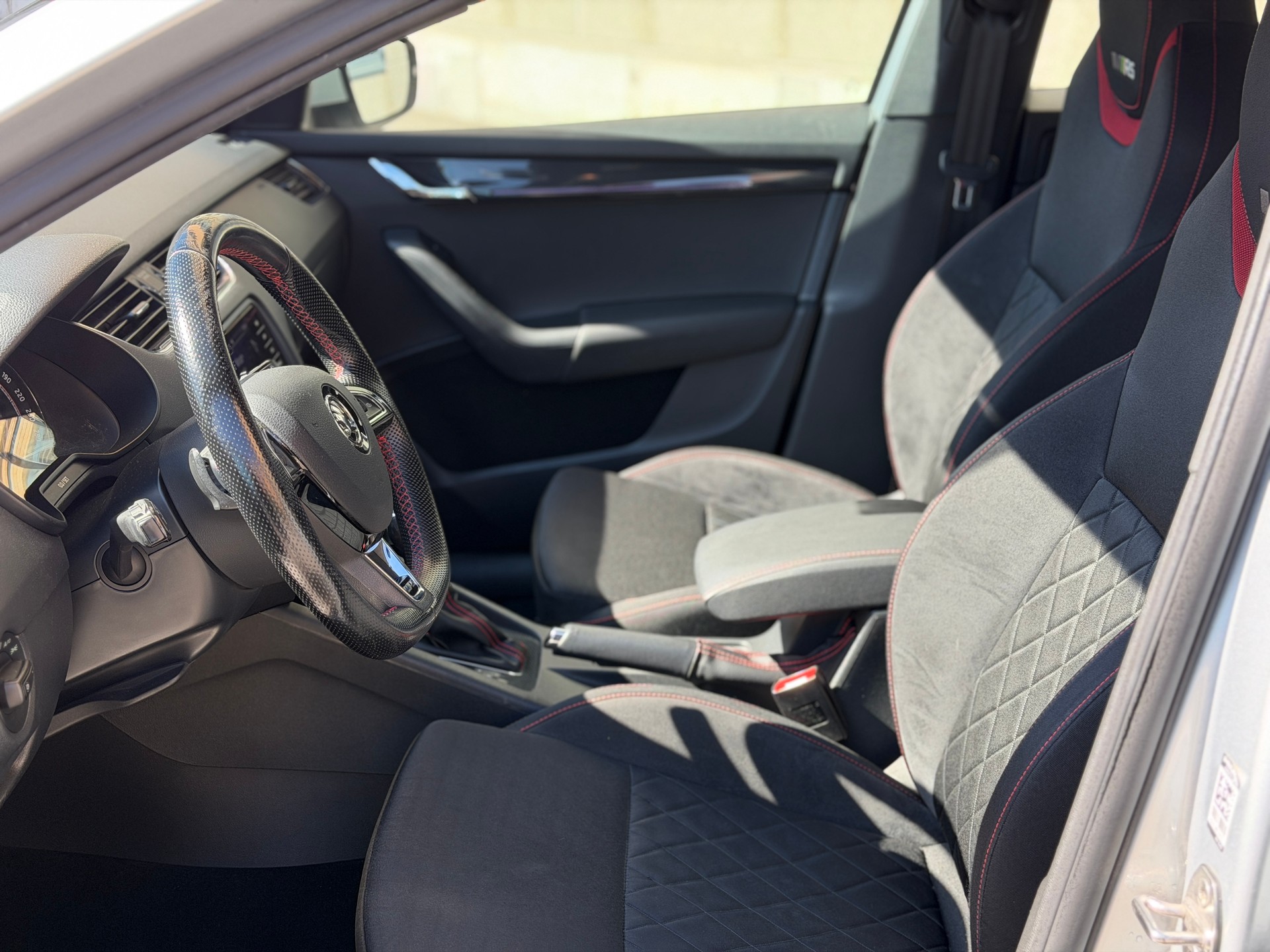 SKODA Octavia Combi 2.0 TDI RS 4x4 DSG-image-13