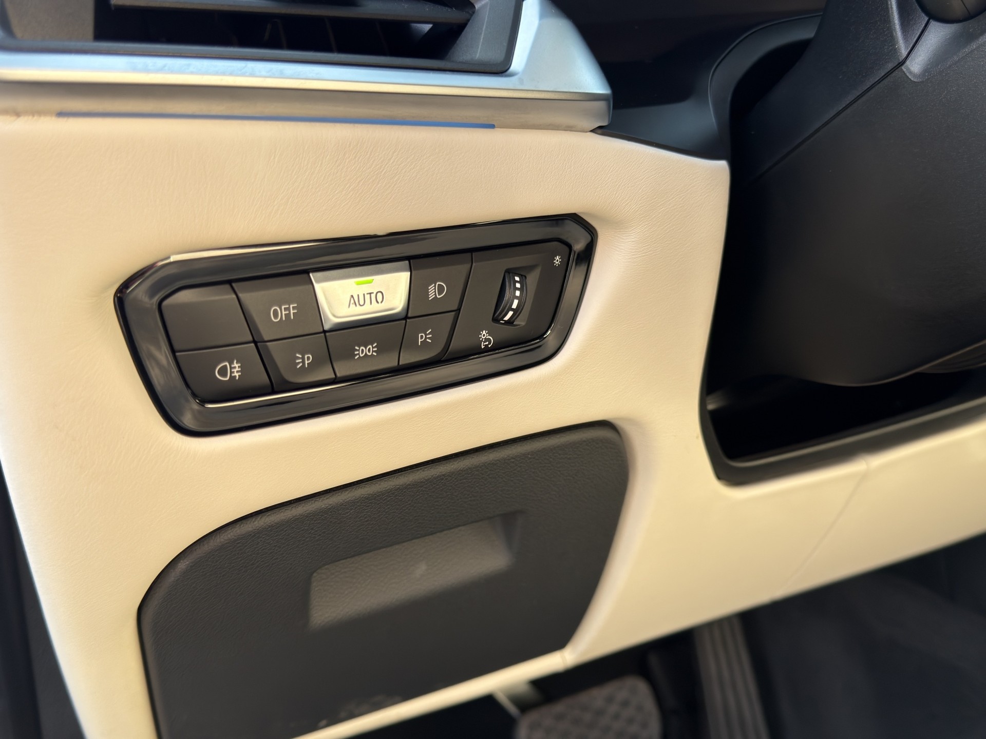 BMW 330e xDrive Sport Line Steptronic-image-12