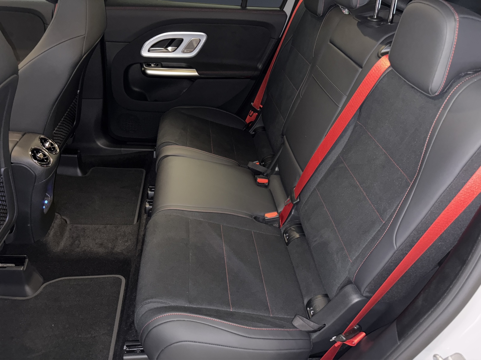 MERCEDES-BENZ GLB 200 4MATIC-image-10