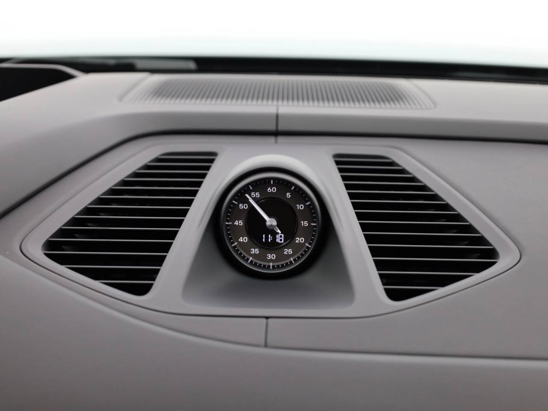 PORSCHE Macan Turbo-image-11