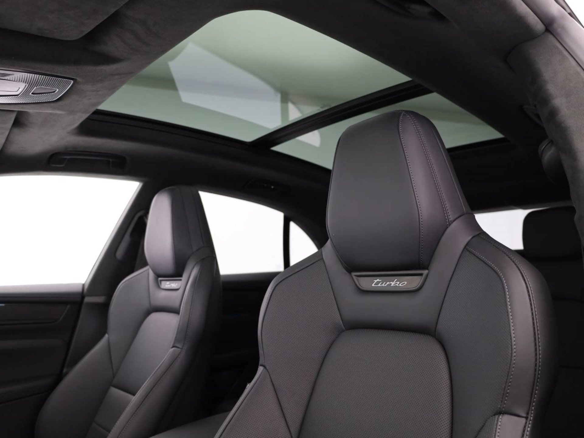 PORSCHE Macan Turbo-image-15