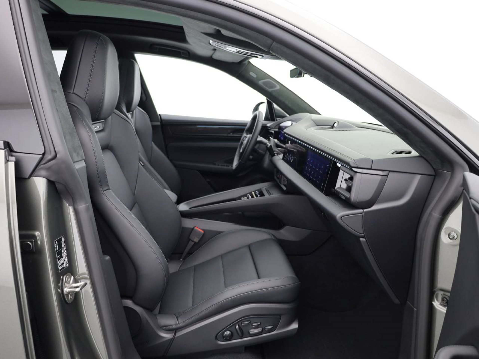 PORSCHE Macan Turbo-image-16