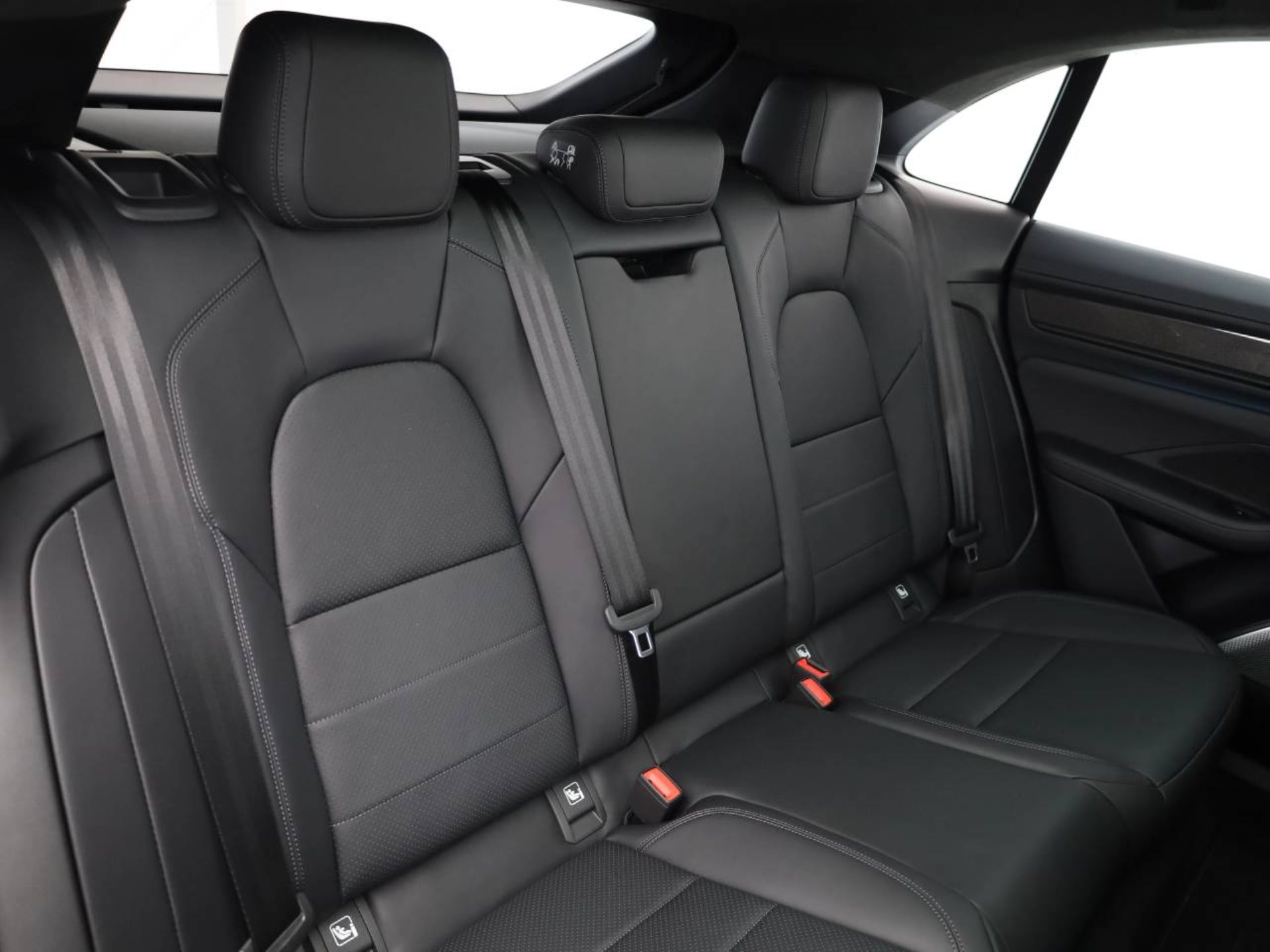 PORSCHE Macan Turbo-image-19