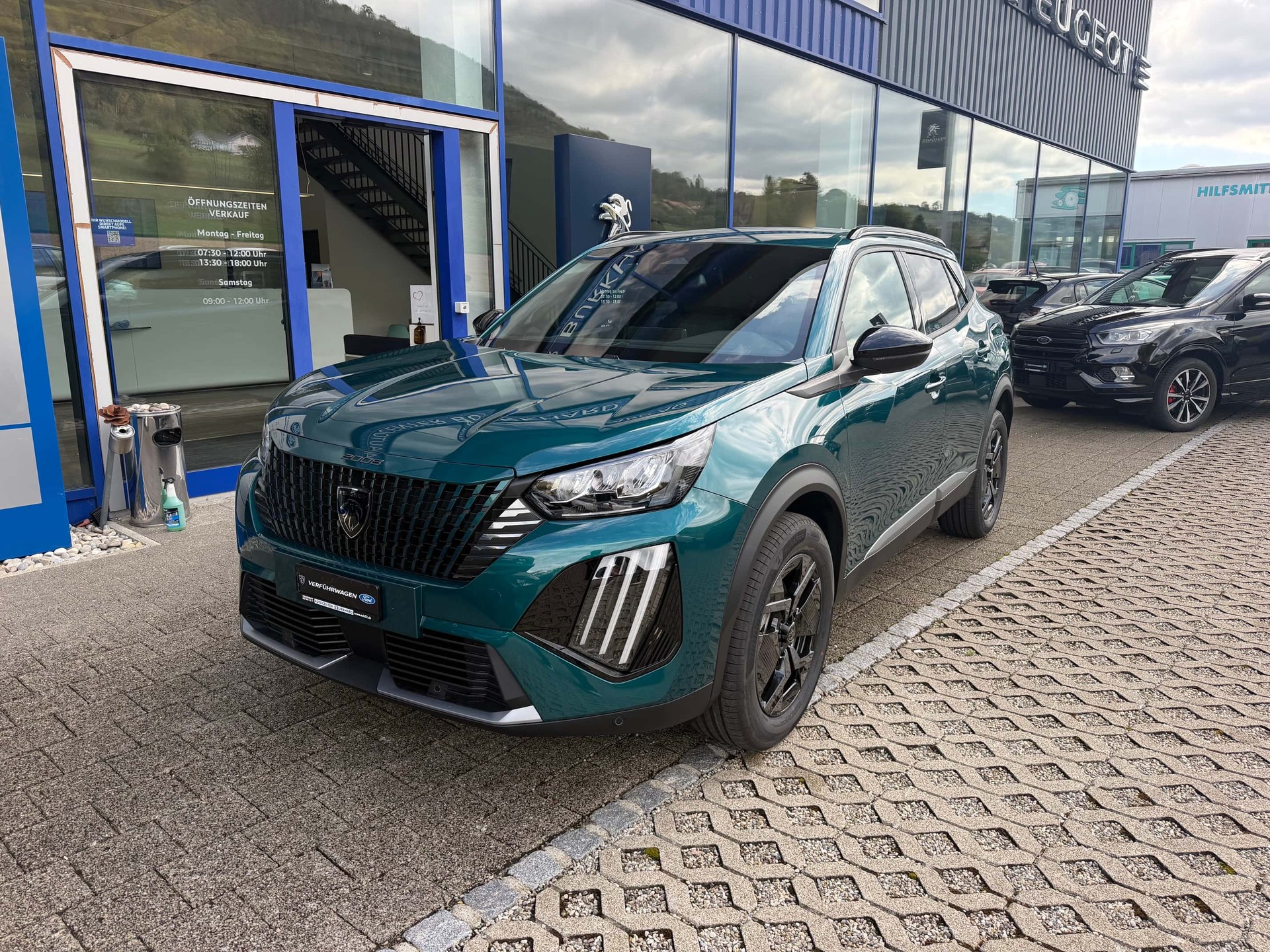 PEUGEOT 2008 1.2 Hybrid 145 Envy-showroom-element-1