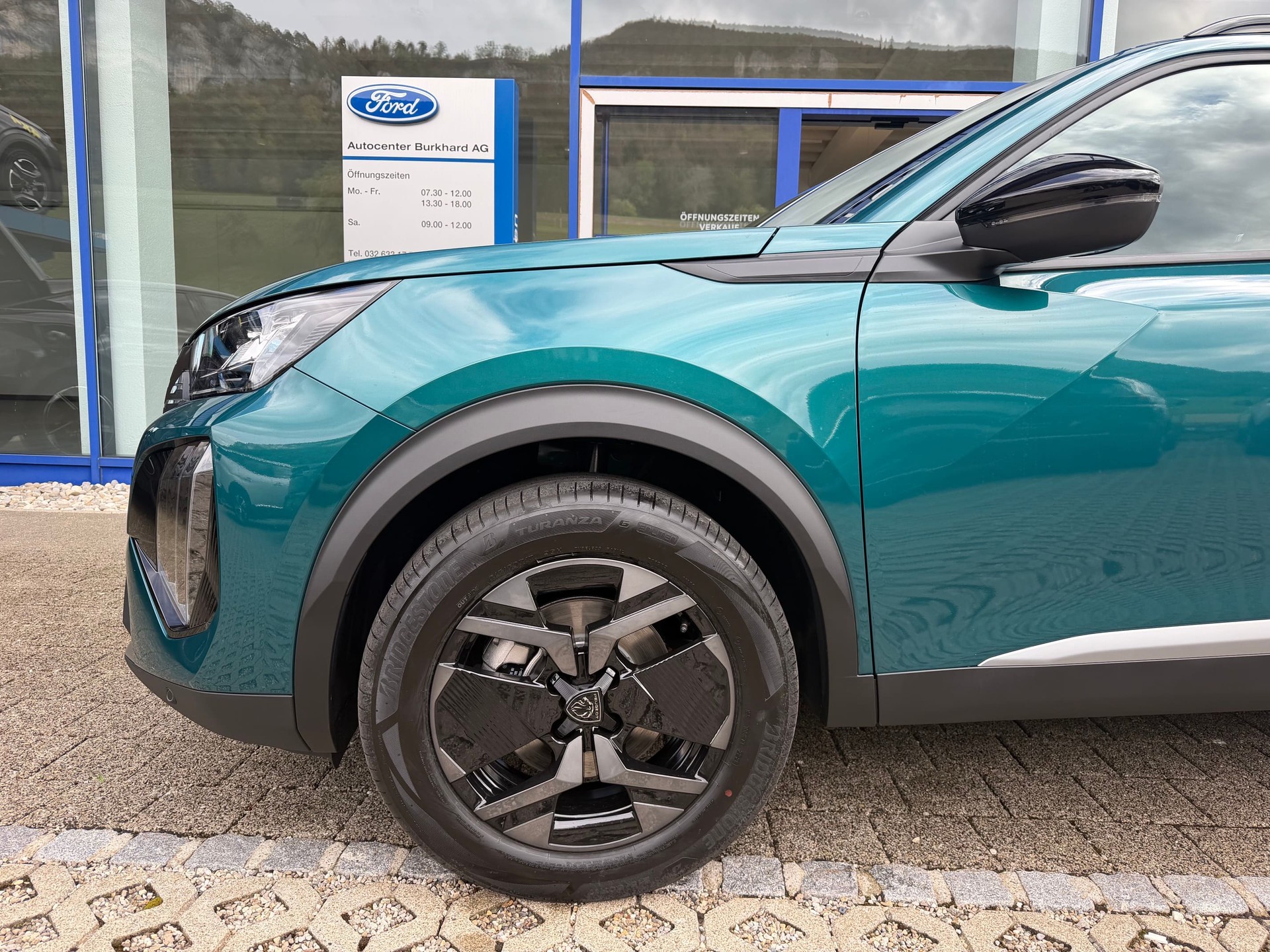 PEUGEOT 2008 1.2 Hybrid 145 Envy-image-5