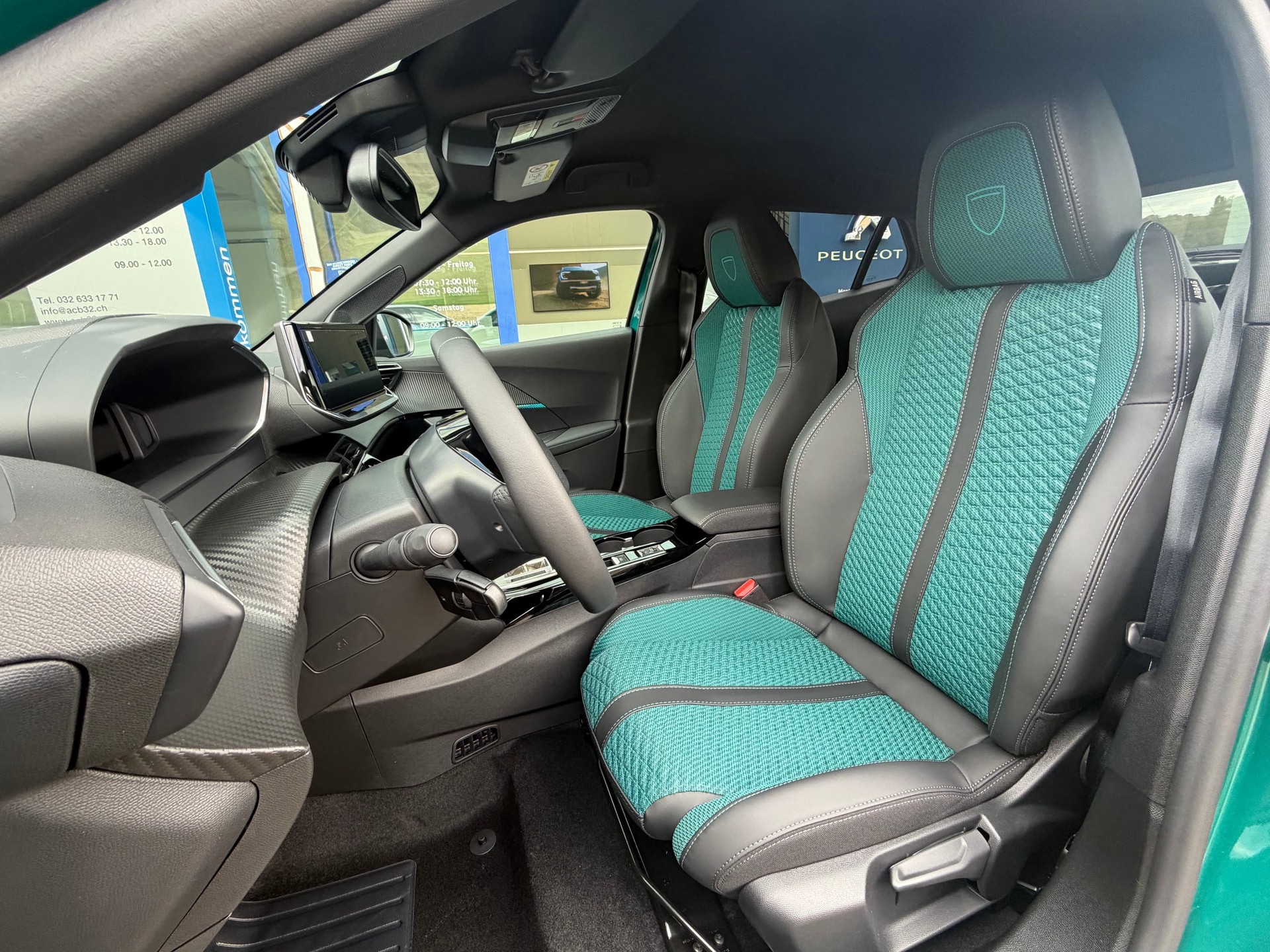 PEUGEOT 2008 1.2 Hybrid 145 Envy-image-8