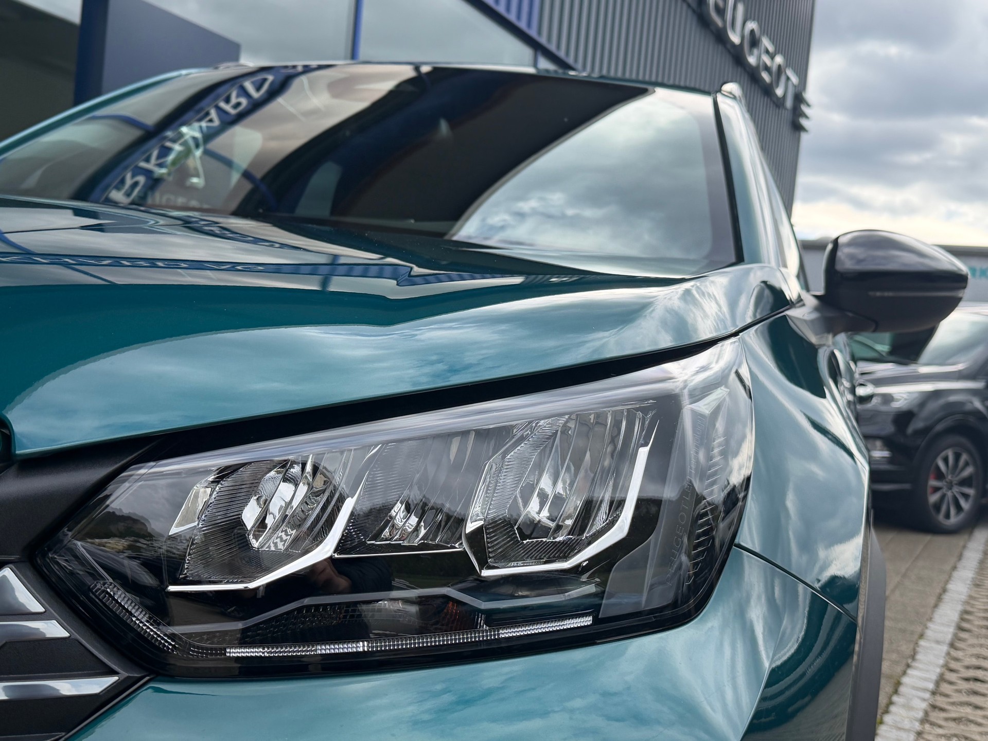 PEUGEOT 2008 1.2 Hybrid 145 Envy-image-15