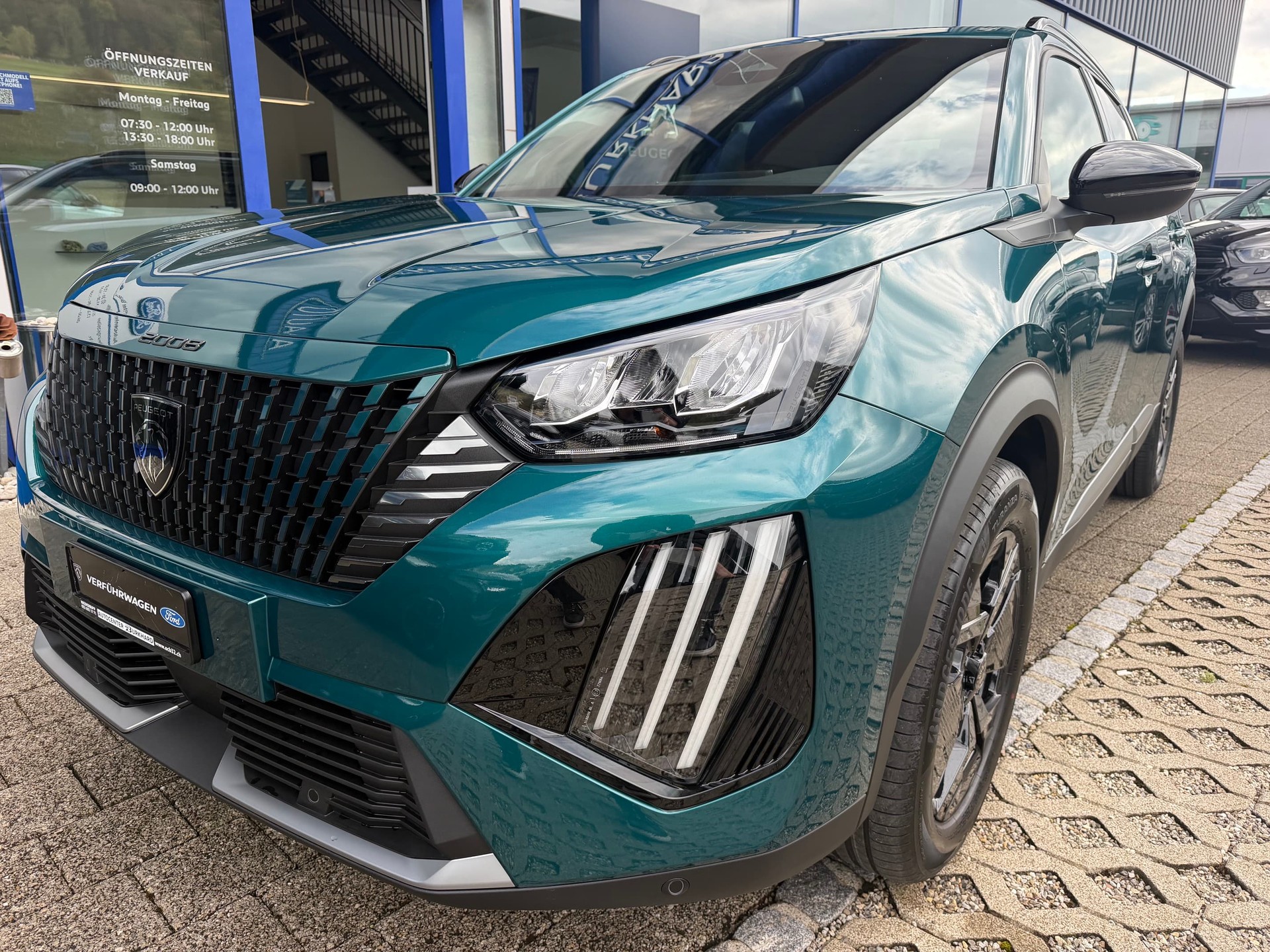 PEUGEOT 2008 1.2 Hybrid 145 Envy-image-7