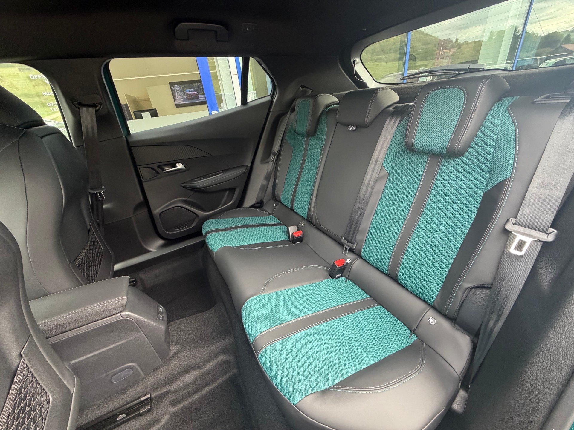 PEUGEOT 2008 1.2 Hybrid 145 Envy-image-11