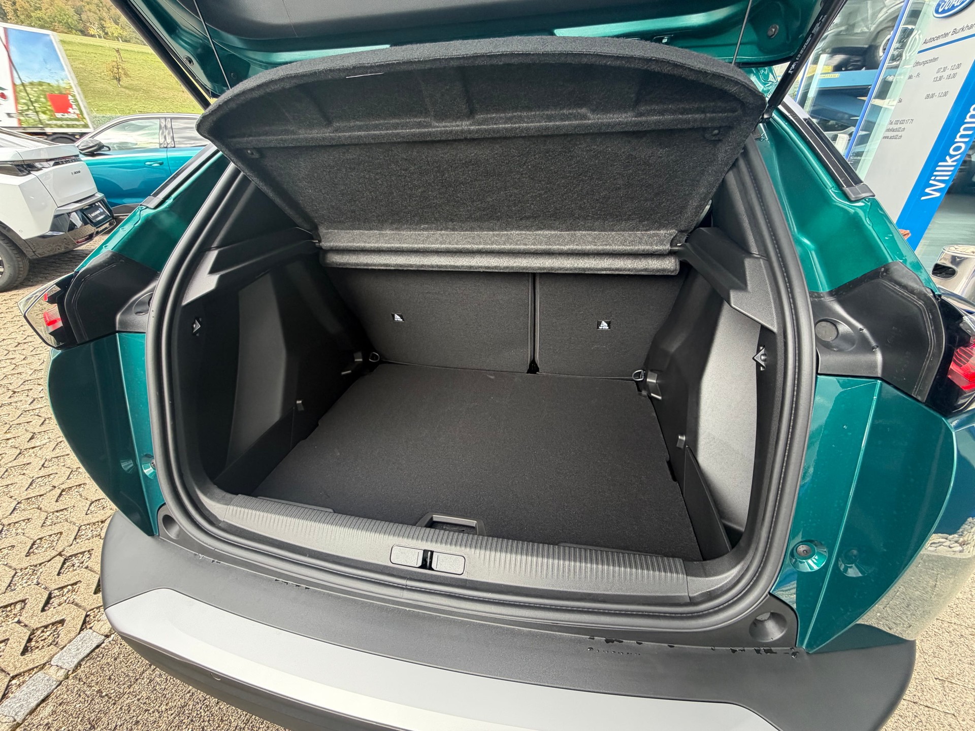 PEUGEOT 2008 1.2 Hybrid 145 Envy-image-13