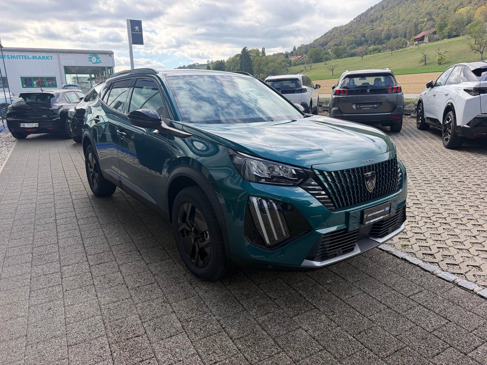PEUGEOT 2008 1.2 Hybrid 145 Envy-image-4