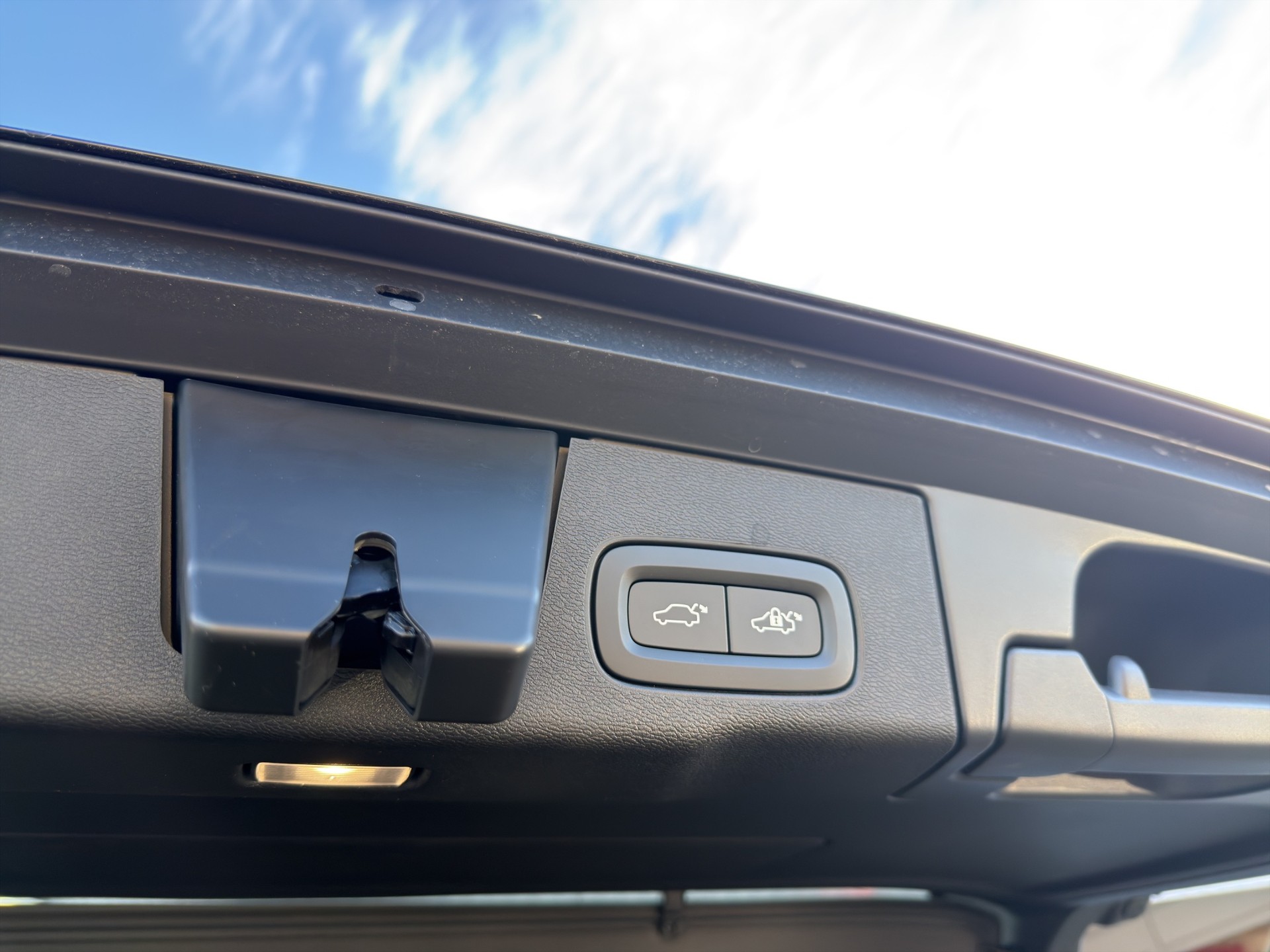 VOLVO XC60 2.0 T8 TE Black Edition eAWD-image-27