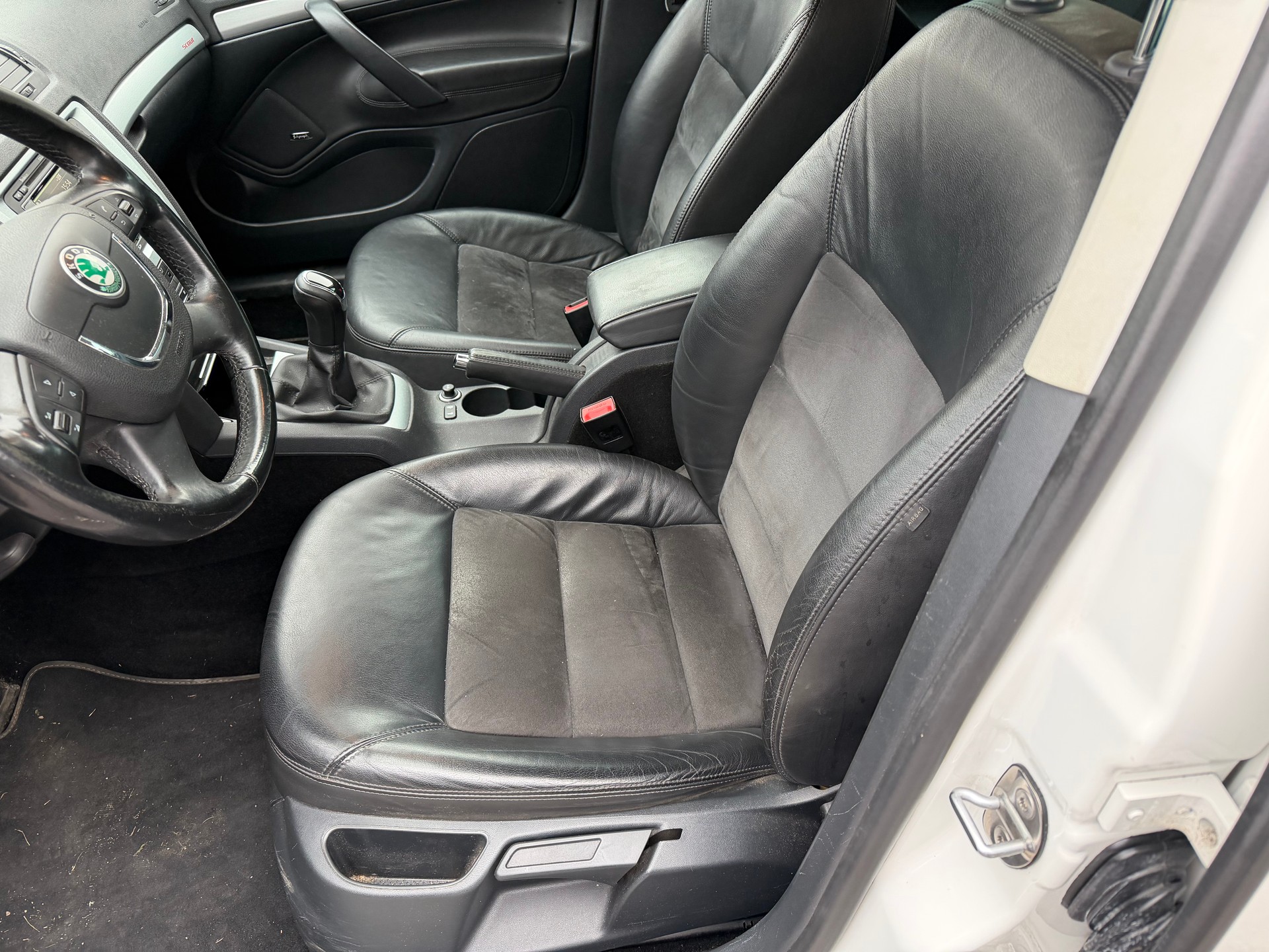 SKODA Octavia Combi 2.0 TDI Scout 4x4-image-6