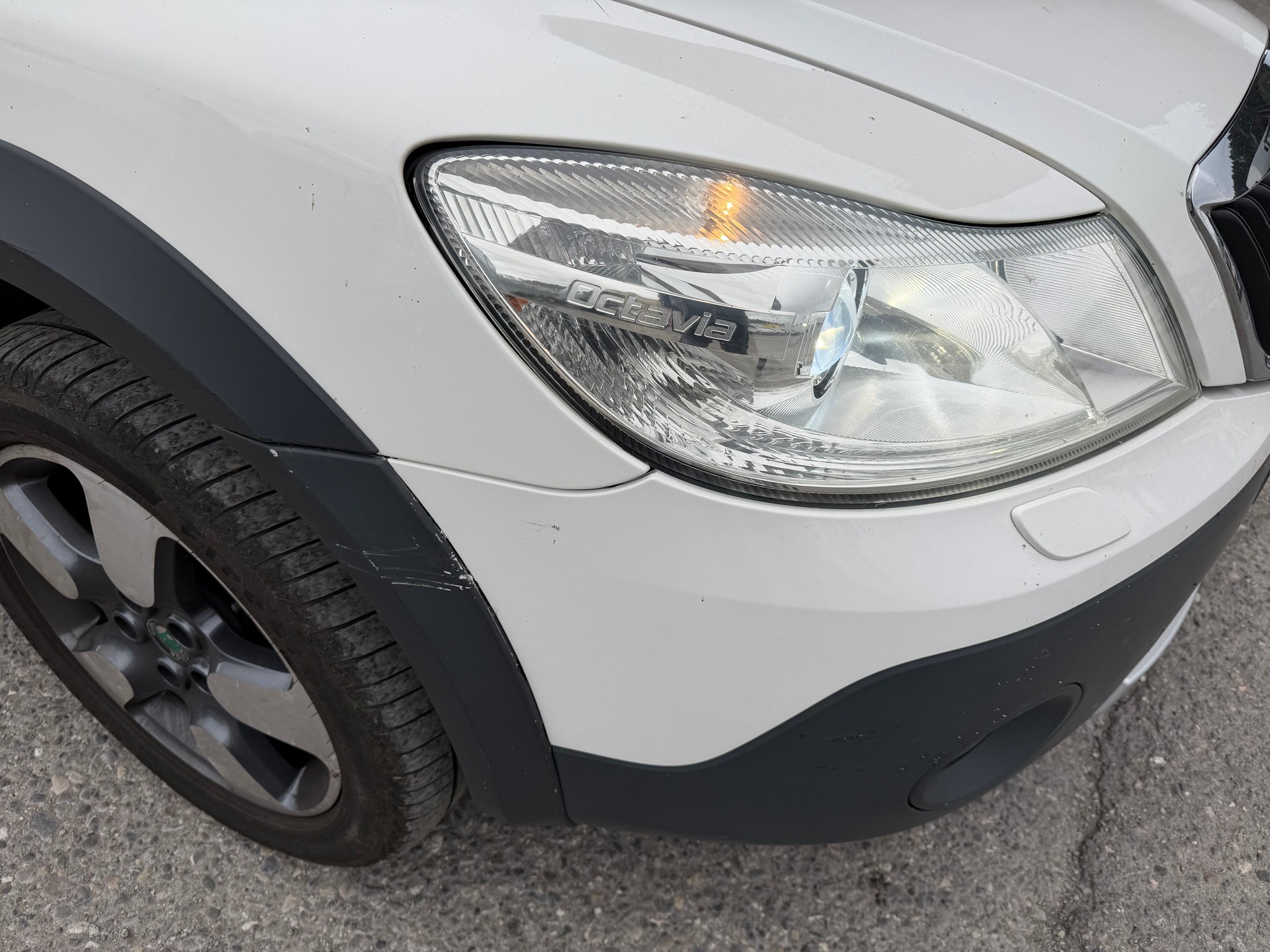 SKODA Octavia Combi 2.0 TDI Scout 4x4-image-11