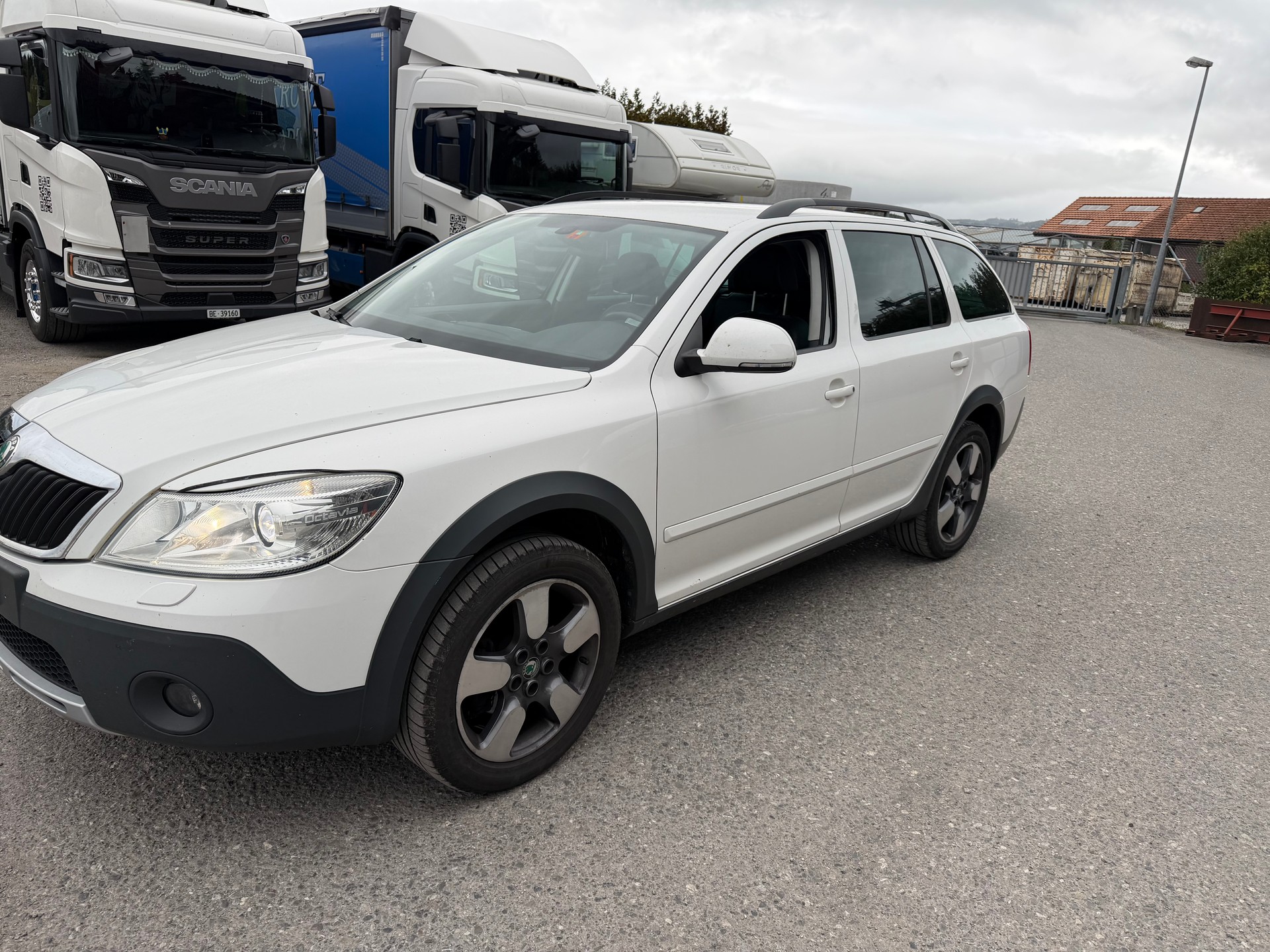 SKODA Octavia Combi 2.0 TDI Scout 4x4-image-2