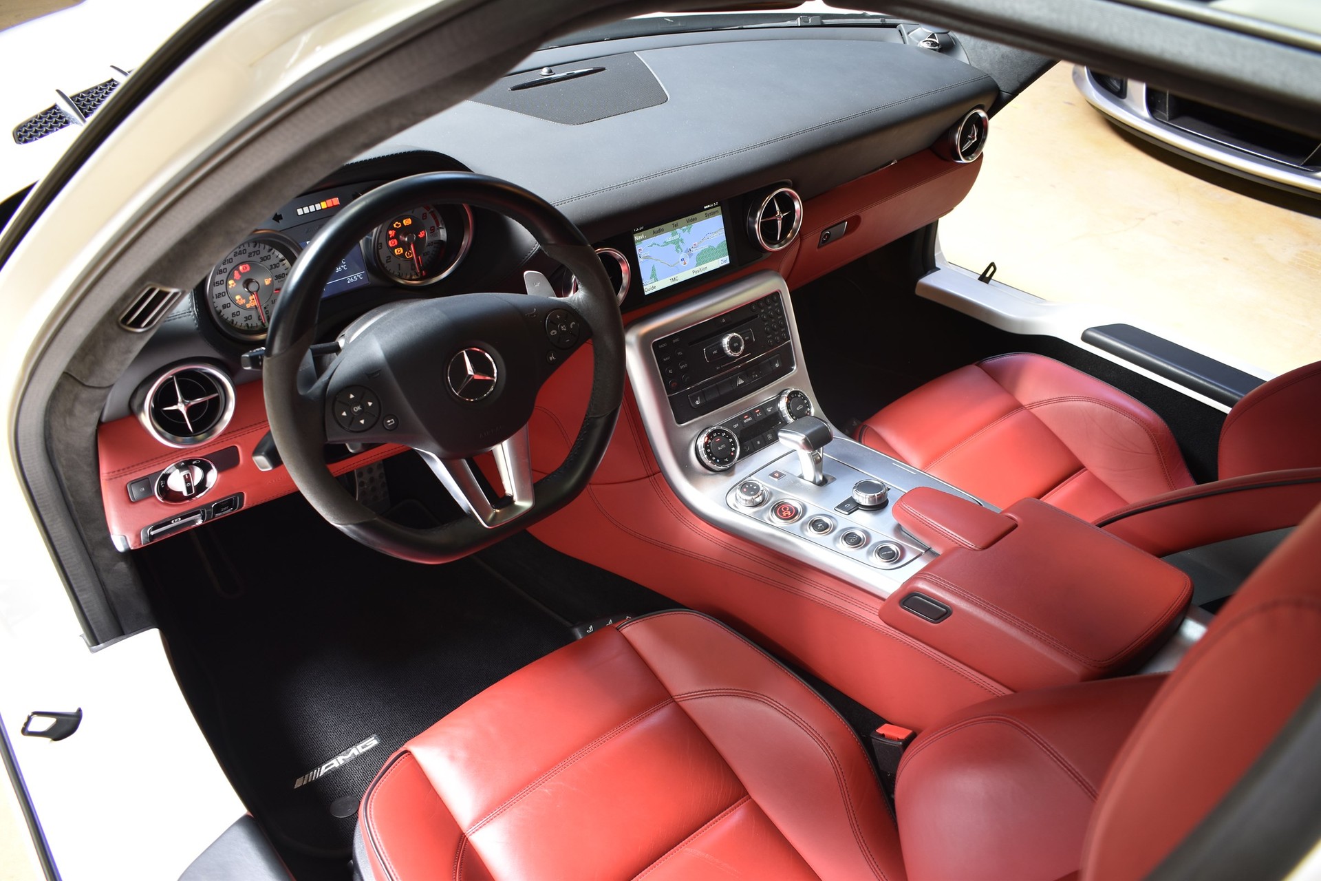 MERCEDES-BENZ SLS 63 AMG Speedshift-image-17