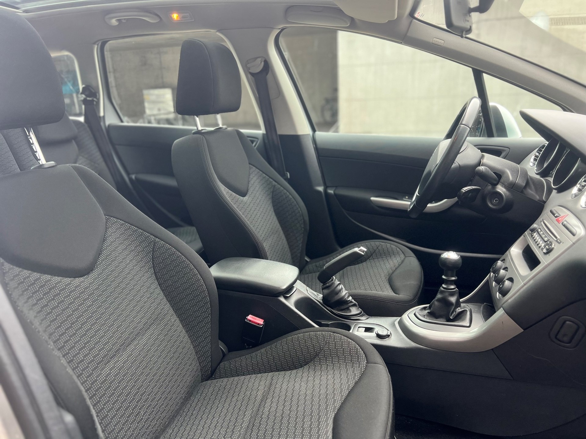 PEUGEOT 308 SW 1.6 HDI Sport-image-8