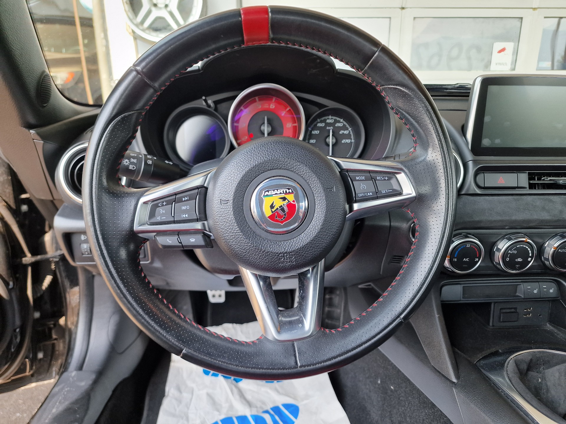 FIAT 124 Spider 1.4 TB Abarth-image-15