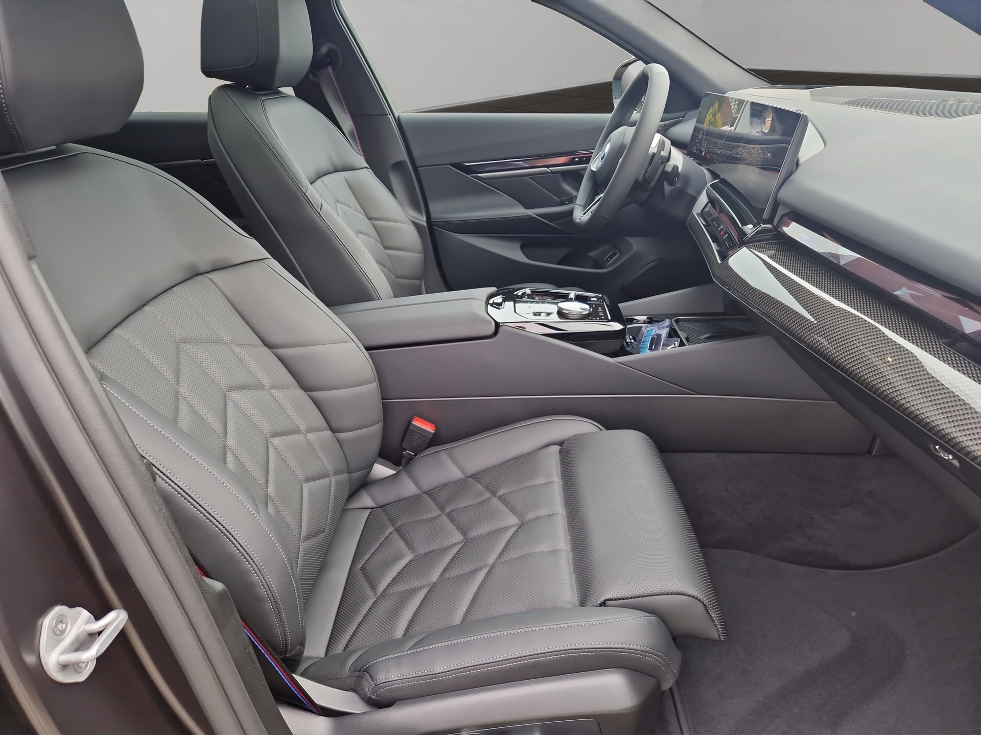 BMW 550e xDrive Touring M Sport Pro Steptronic-image-13