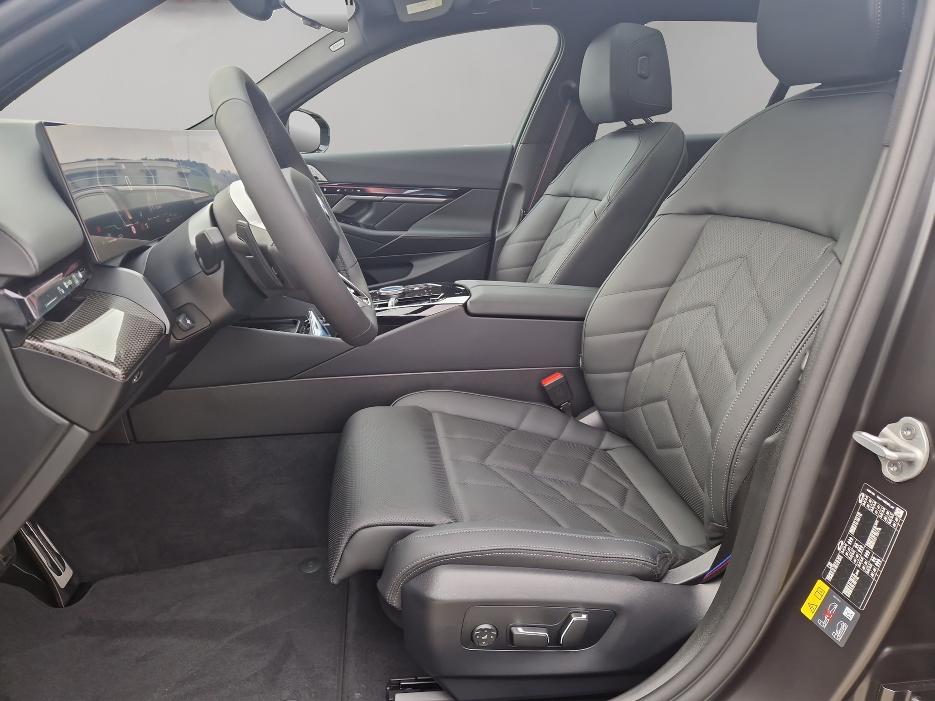 BMW 550e xDrive Touring M Sport Pro Steptronic-image-12