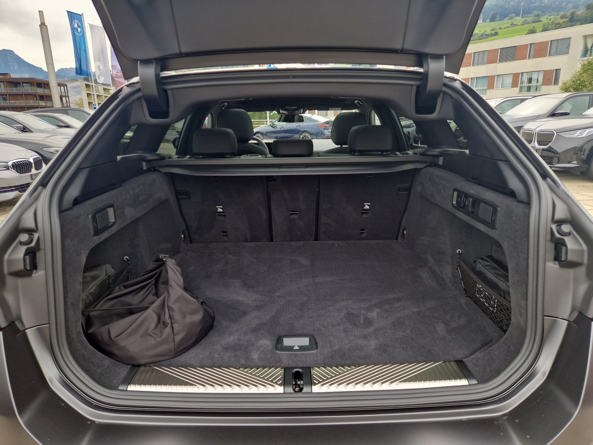 BMW 550e xDrive Touring M Sport Pro Steptronic-image-19