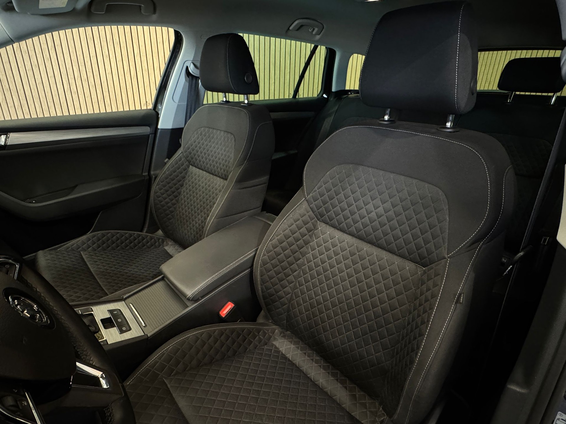 SKODA Superb Combi 1.6 TDI Ambition DSG-image-16